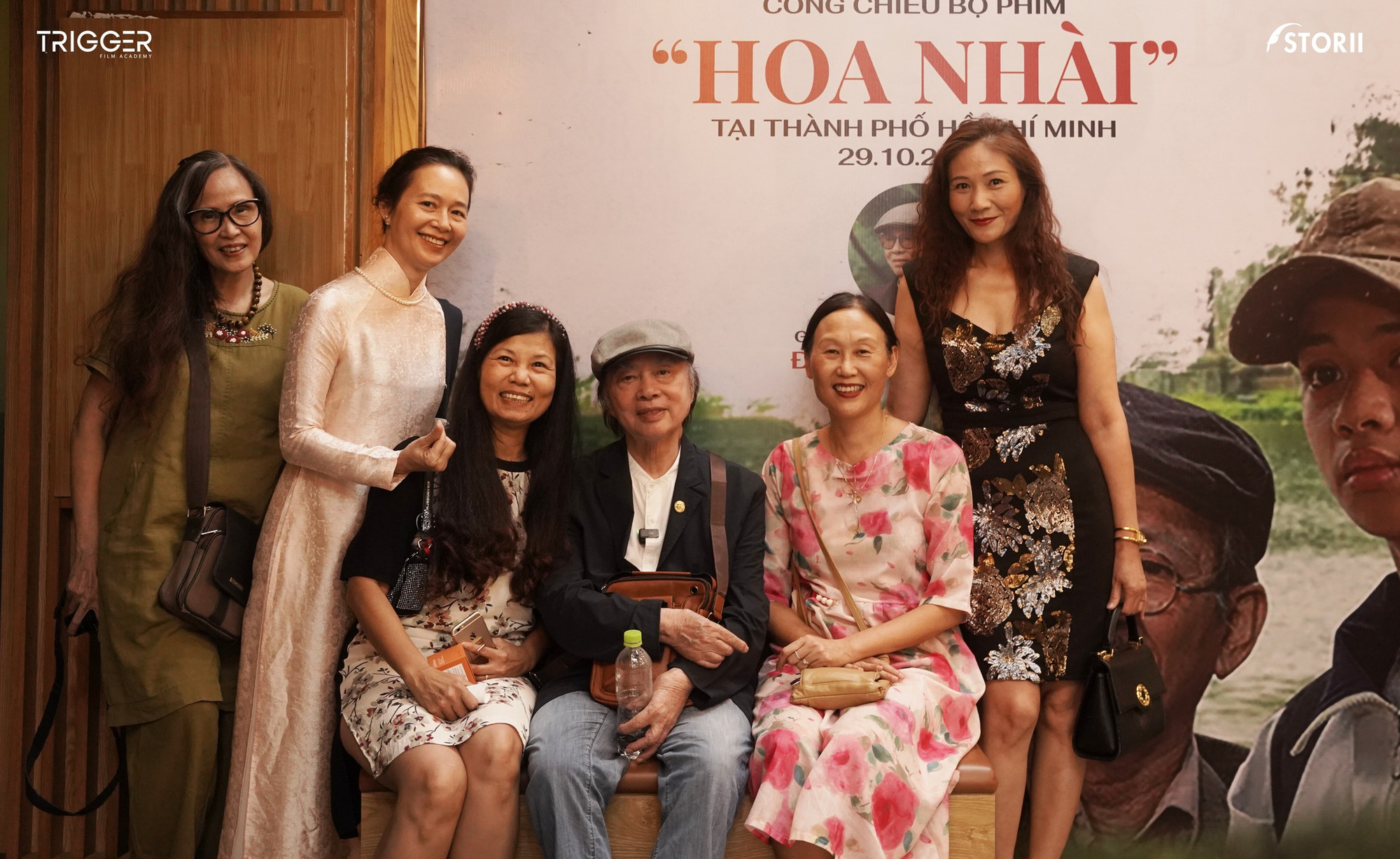 Nhóm khán giả không bỏ sót một bộ phim nào trong tháng phim và luôn lịch sự diện áo dài đến các buổi chiếu phim.