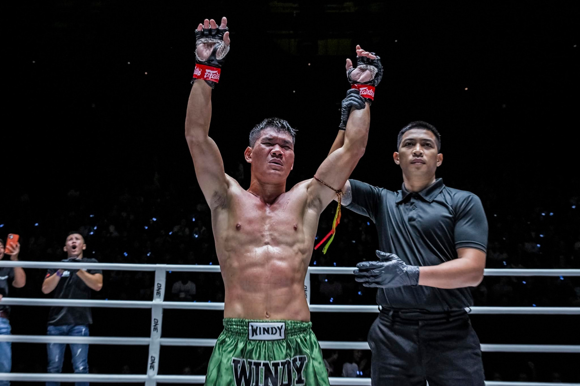 Hạ gục đối thủ sau 8 phút thượng đài, Trần Quốc Tuấn được trao giải Màn trình diễn ấn tượng nhất cùng số tiền thưởng 10.000 USD. Hạ gục đối thủ sau 8 phút thượng đài, Trần Quốc Tuấn được trao giải Màn trình diễn ấn tượng nhất cùng số tiền thưởng 10.000 USD.