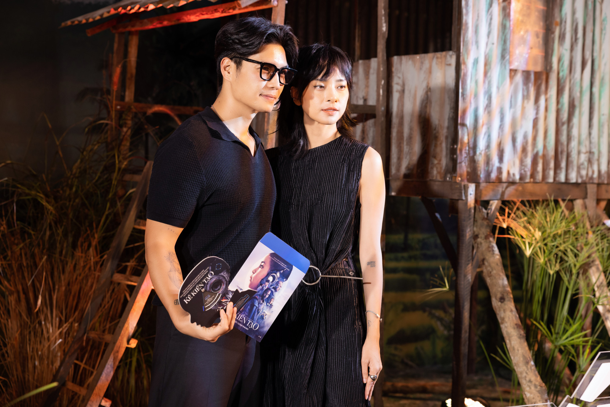 Ngô Thanh Vân bên cạnh chồng (Huy Trần) tại buổi công chiếu phim.