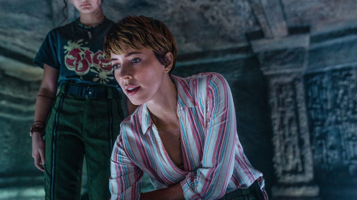 Tuyến nhân vật loài người có thêm sự góp mặt của Trapper (Dan Stevens, áo đỏ) đã trở nên thú vị và đóng góp tích cực hơn vào mạch truyện. Tuyến nhân vật loài người có thêm sự góp mặt của Trapper (Dan Stevens, áo đỏ) đã trở nên thú vị và đóng góp tích cực hơn vào mạch truyện.