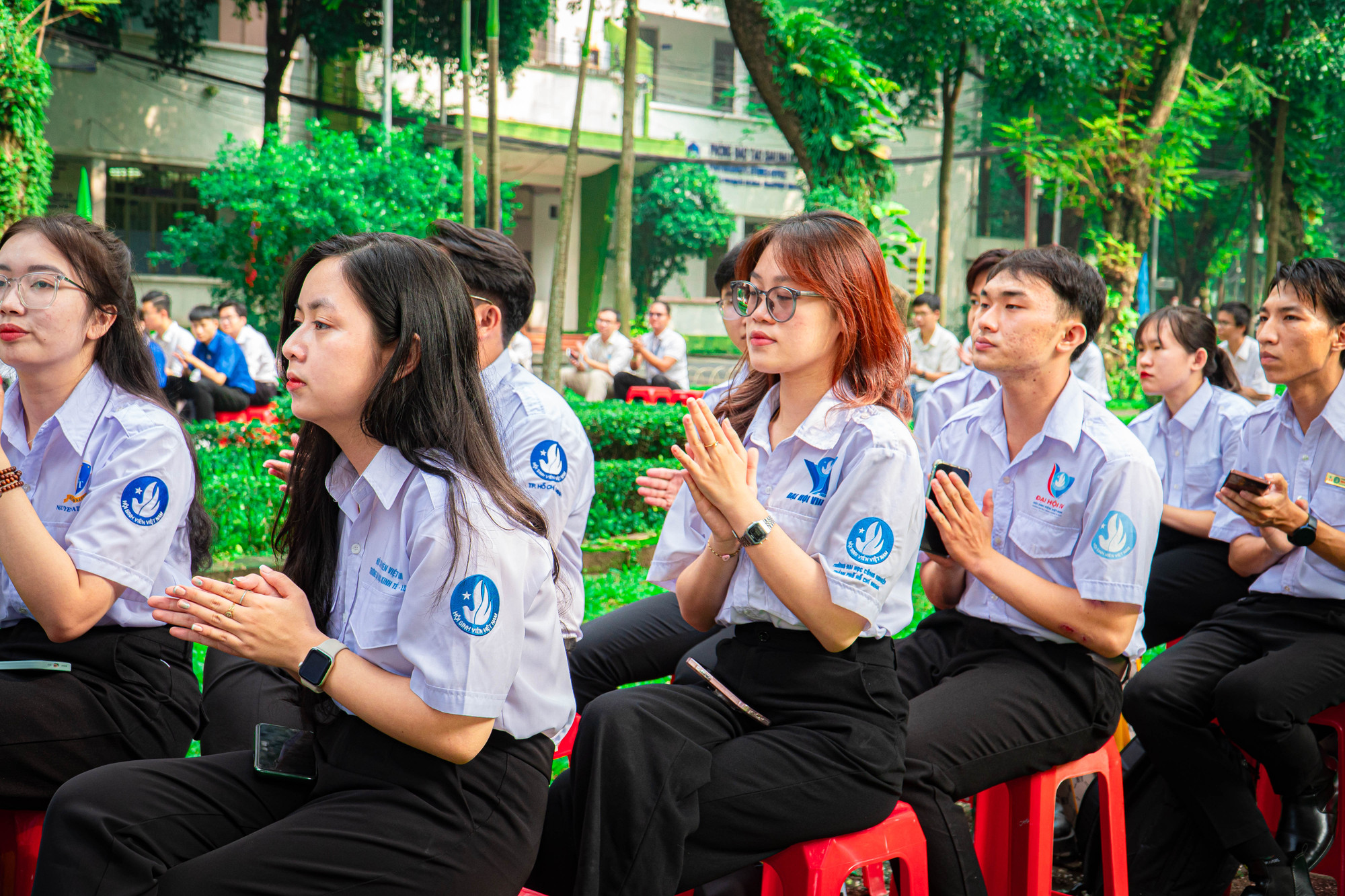 Buổi lễ cũng là dịp gặp gỡ giữa các thế hệ cựu sinh viên, các cán bộ Đoàn - Hội. Buổi lễ cũng là dịp gặp gỡ giữa các thế hệ cựu sinh viên, các cán bộ Đoàn - Hội.