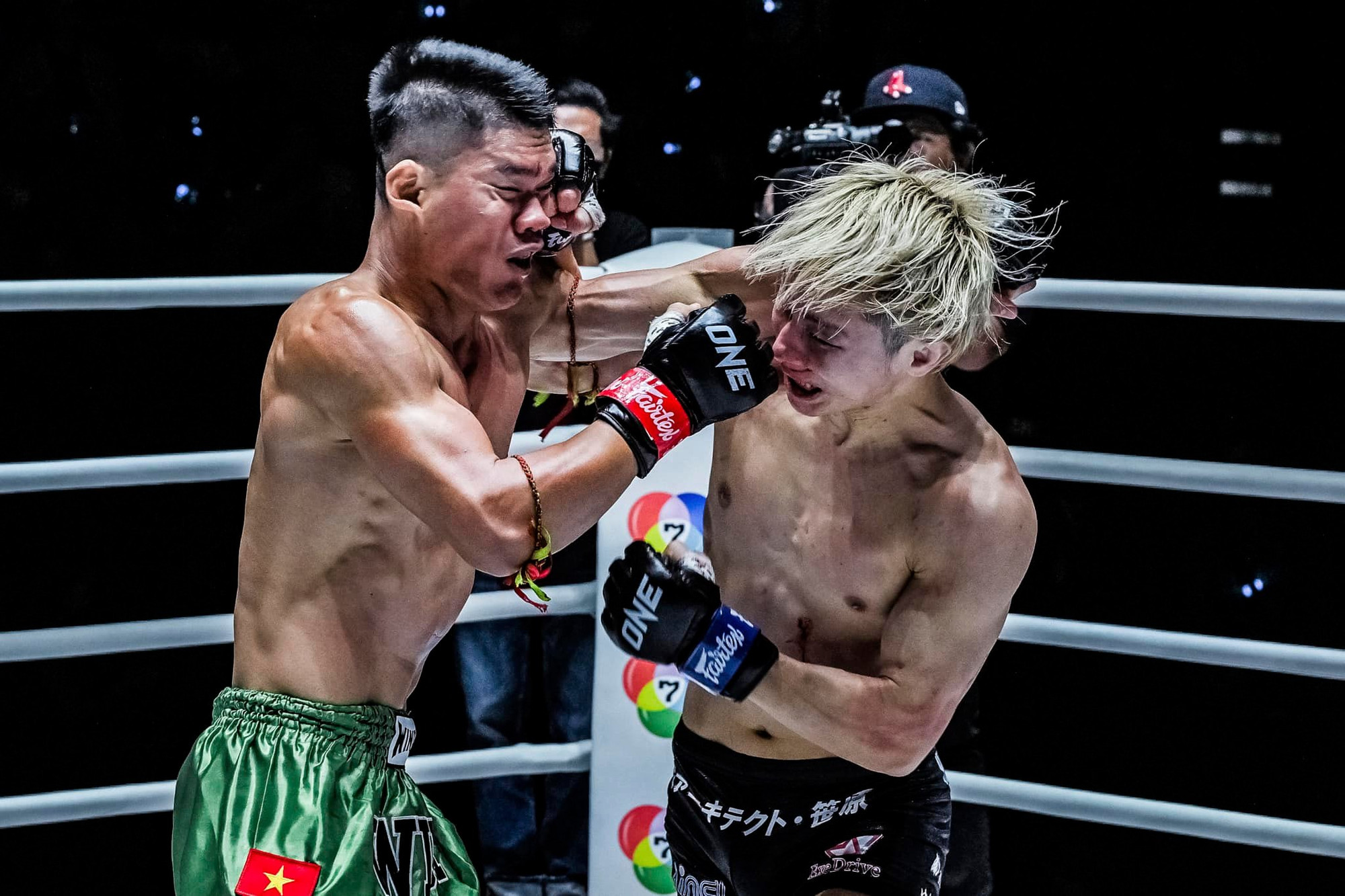 Những pha ra đòn uy lực đã mang về chiến thắng bằng knock-out kỹ thuật cho Trần Quốc Tuấn. Những pha ra đòn uy lực đã mang về chiến thắng bằng knock-out kỹ thuật cho Trần Quốc Tuấn.