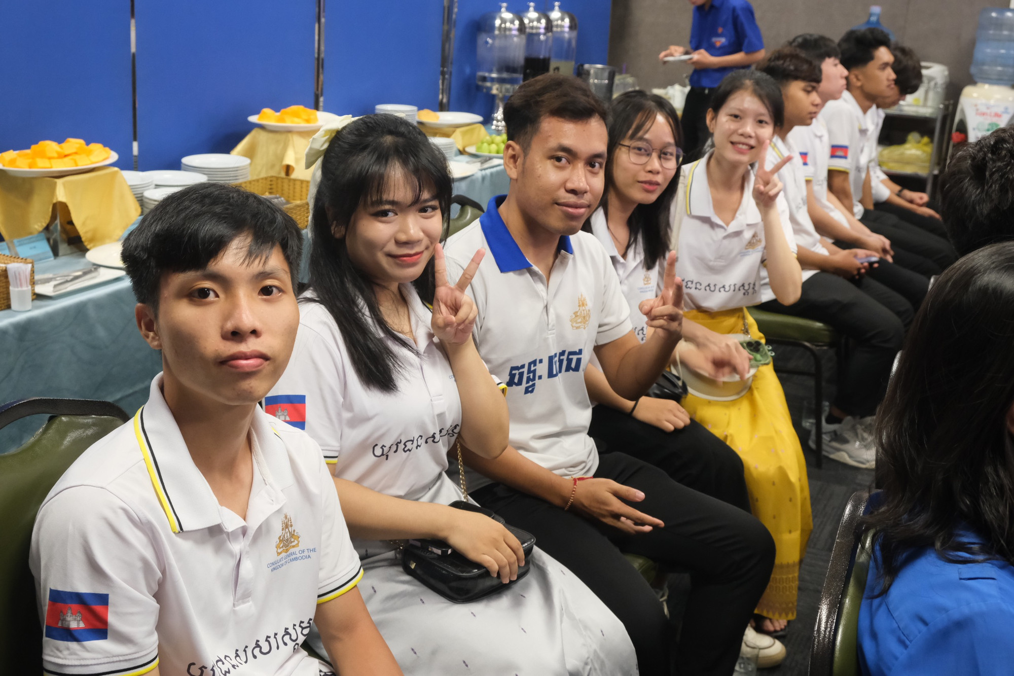 Đoàn đại biểu Lào phấn khởi tham dự buổi tọa đàm. Đoàn đại biểu Lào phấn khởi tham dự buổi tọa đàm.