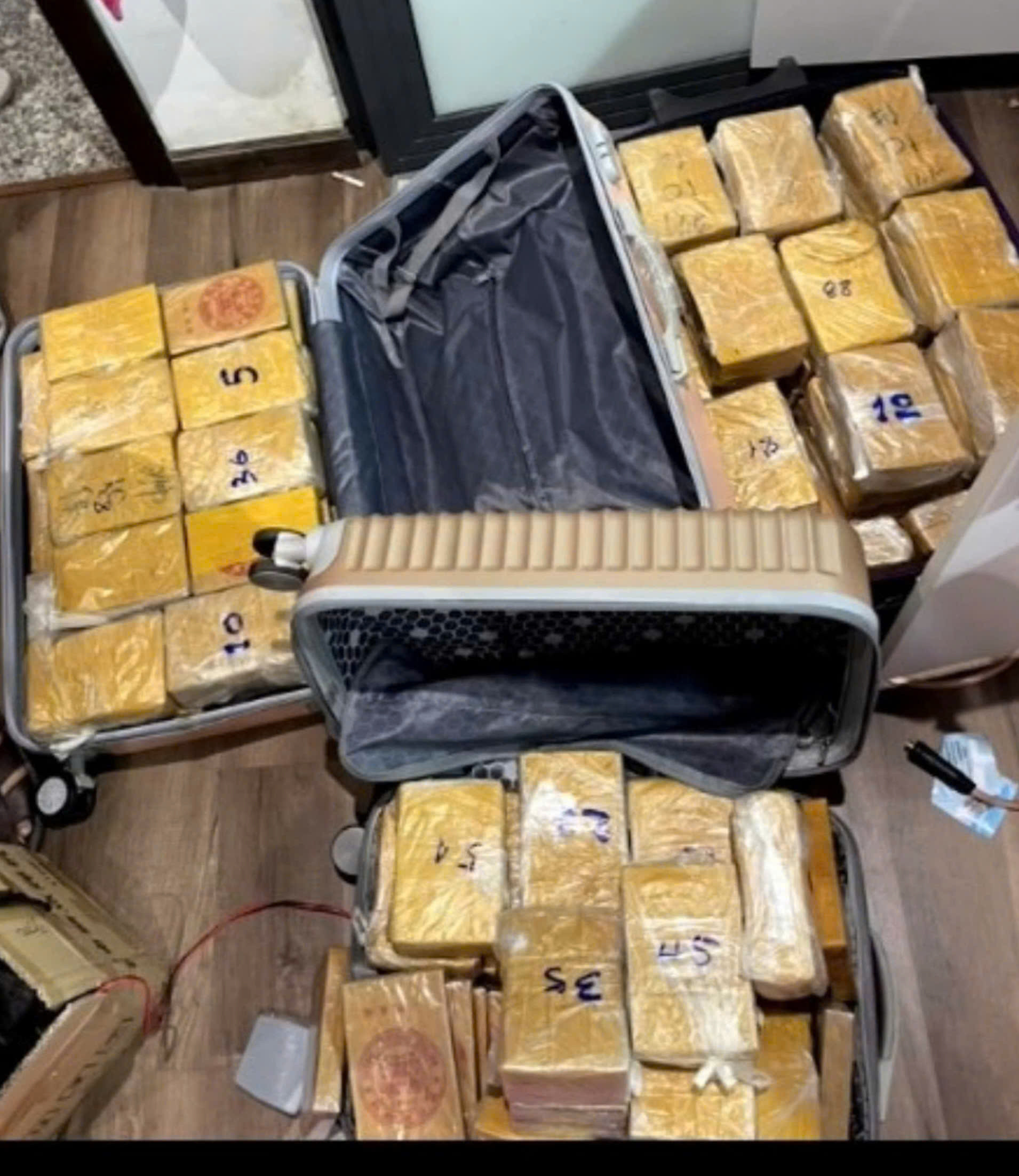 Tang vật thu giữ trong các chuyên án triệt phá tội phạm ma túy do Công an TPHCM thực hiện, trong đó có sự tham gia của Đại uý Trần Vĩnh Chiến.