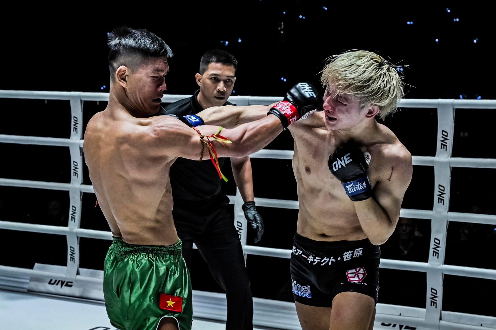 Những pha ra đòn uy lực đã mang về chiến thắng bằng knock-out kỹ thuật cho Trần Quốc Tuấn. Những pha ra đòn uy lực đã mang về chiến thắng bằng knock-out kỹ thuật cho Trần Quốc Tuấn.
