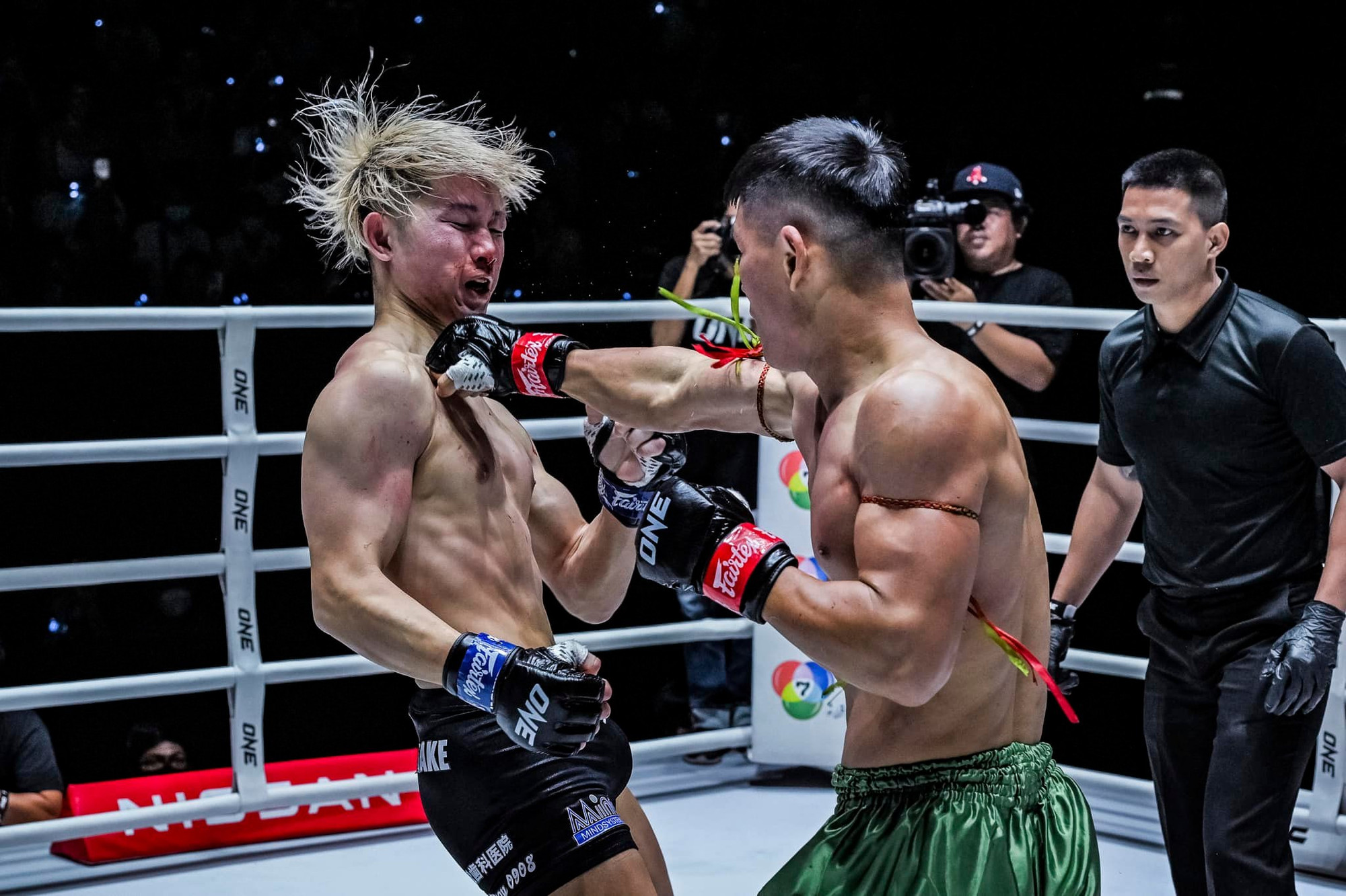 Những pha ra đòn uy lực đã mang về chiến thắng bằng knock-out kỹ thuật cho Trần Quốc Tuấn. Những pha ra đòn uy lực đã mang về chiến thắng bằng knock-out kỹ thuật cho Trần Quốc Tuấn.