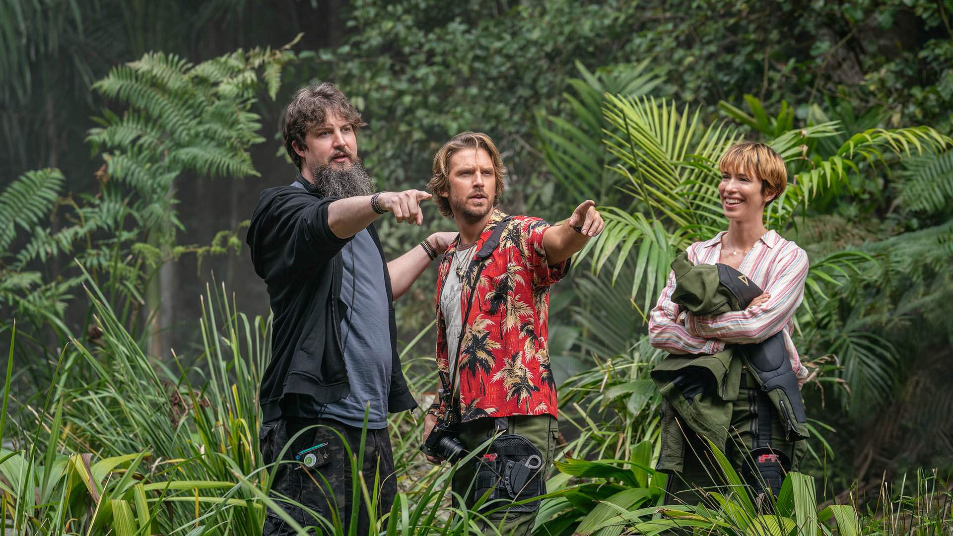 Tuyến nhân vật loài người có thêm sự góp mặt của Trapper (Dan Stevens, áo đỏ) đã trở nên thú vị và đóng góp tích cực hơn vào mạch truyện. Tuyến nhân vật loài người có thêm sự góp mặt của Trapper (Dan Stevens, áo đỏ) đã trở nên thú vị và đóng góp tích cực hơn vào mạch truyện.