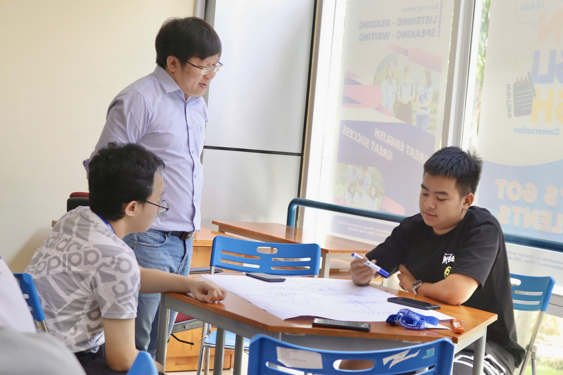 Ở vai trò giảng viên, TS. Hùng tận tâm hướng dẫn đồ án cho nhiều sinh viên, tổ chức các buổi tọa đàm học thuật, thậm chí mời về những chuyên gia, tên tuổi hàng đầu thế giới.