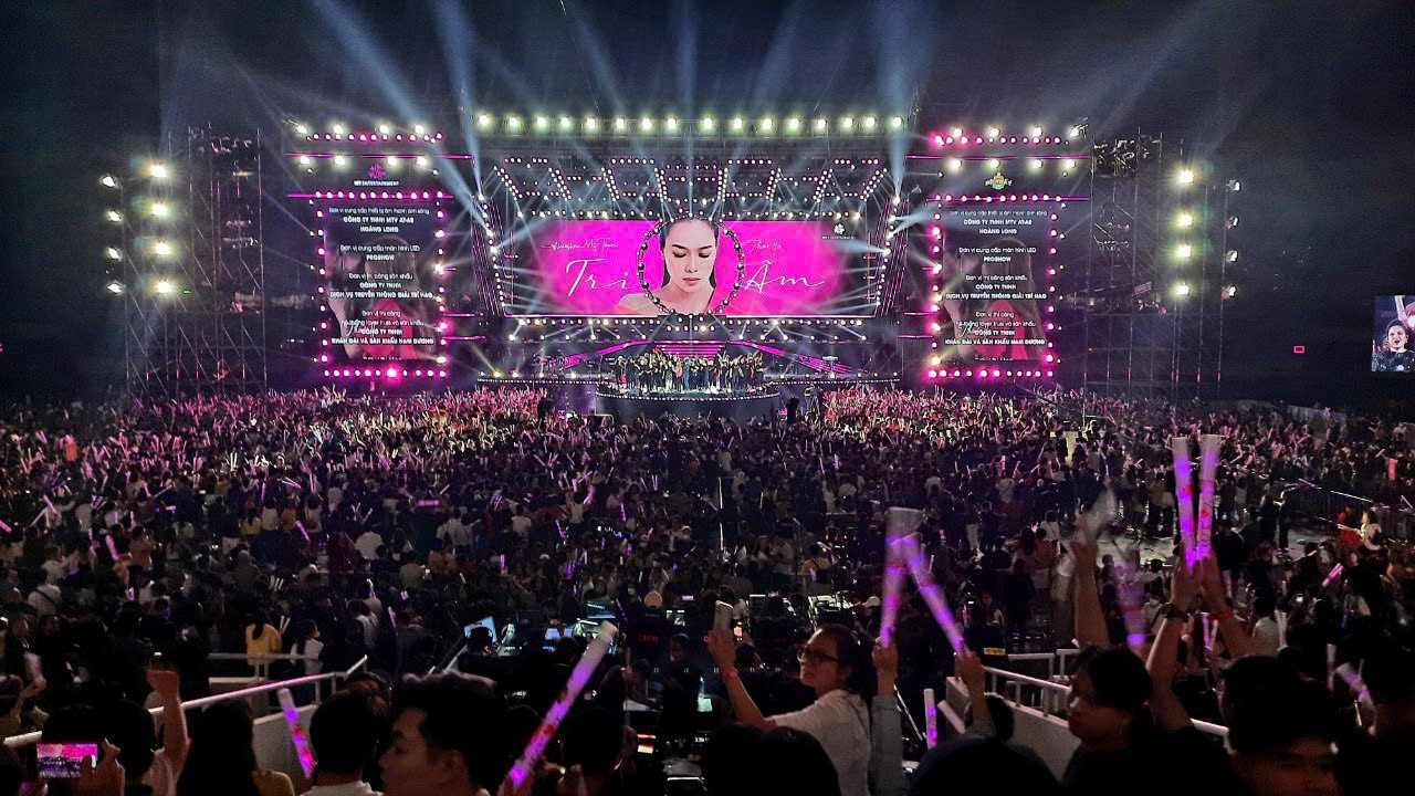 Những đêm nhạc hàng vạn khán giả lấp đầy sân vận động Mỹ Đình.