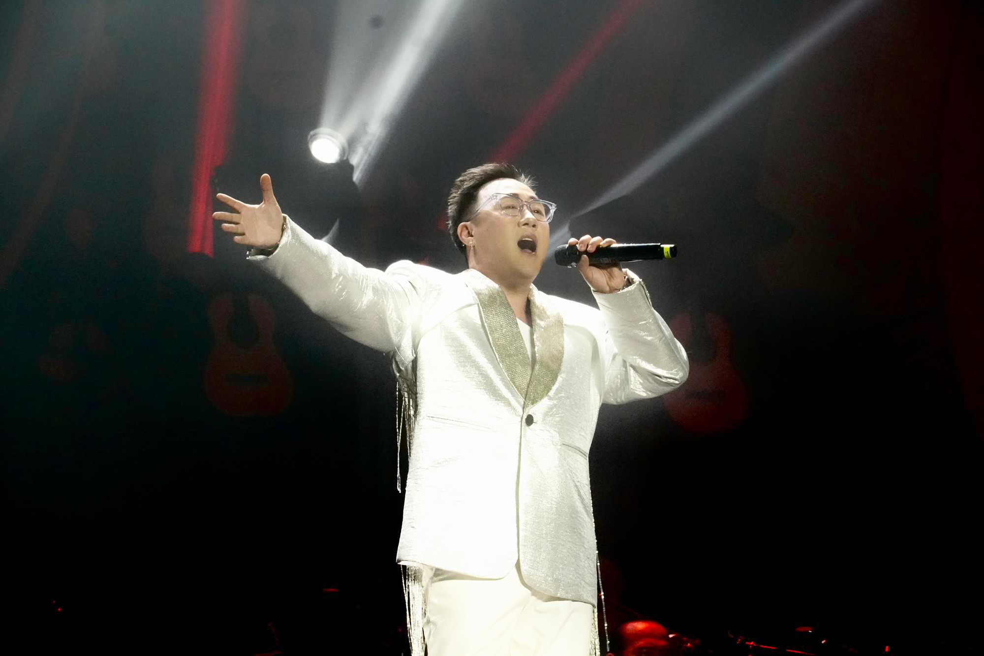 Trung Quân ghi dấu ấn ngay lần đầu hát Trần Tiến. Ảnh: Nguyễn Thanh Lan.