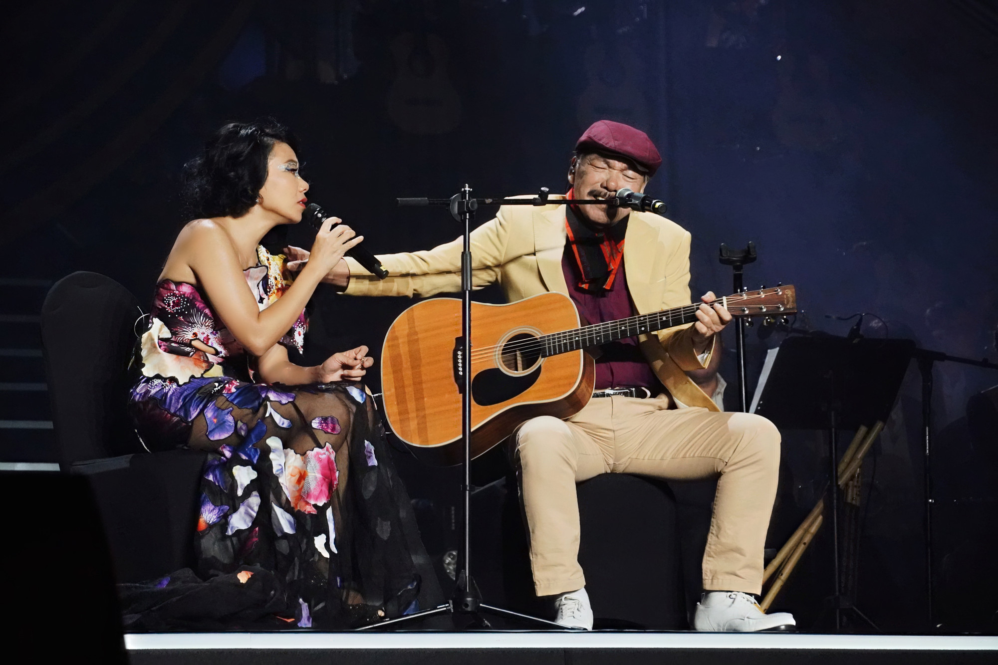 Hà Trần cùng "bố Tiến" Ngẫu hứng phố. Ảnh: Nguyễn Thanh Lan.