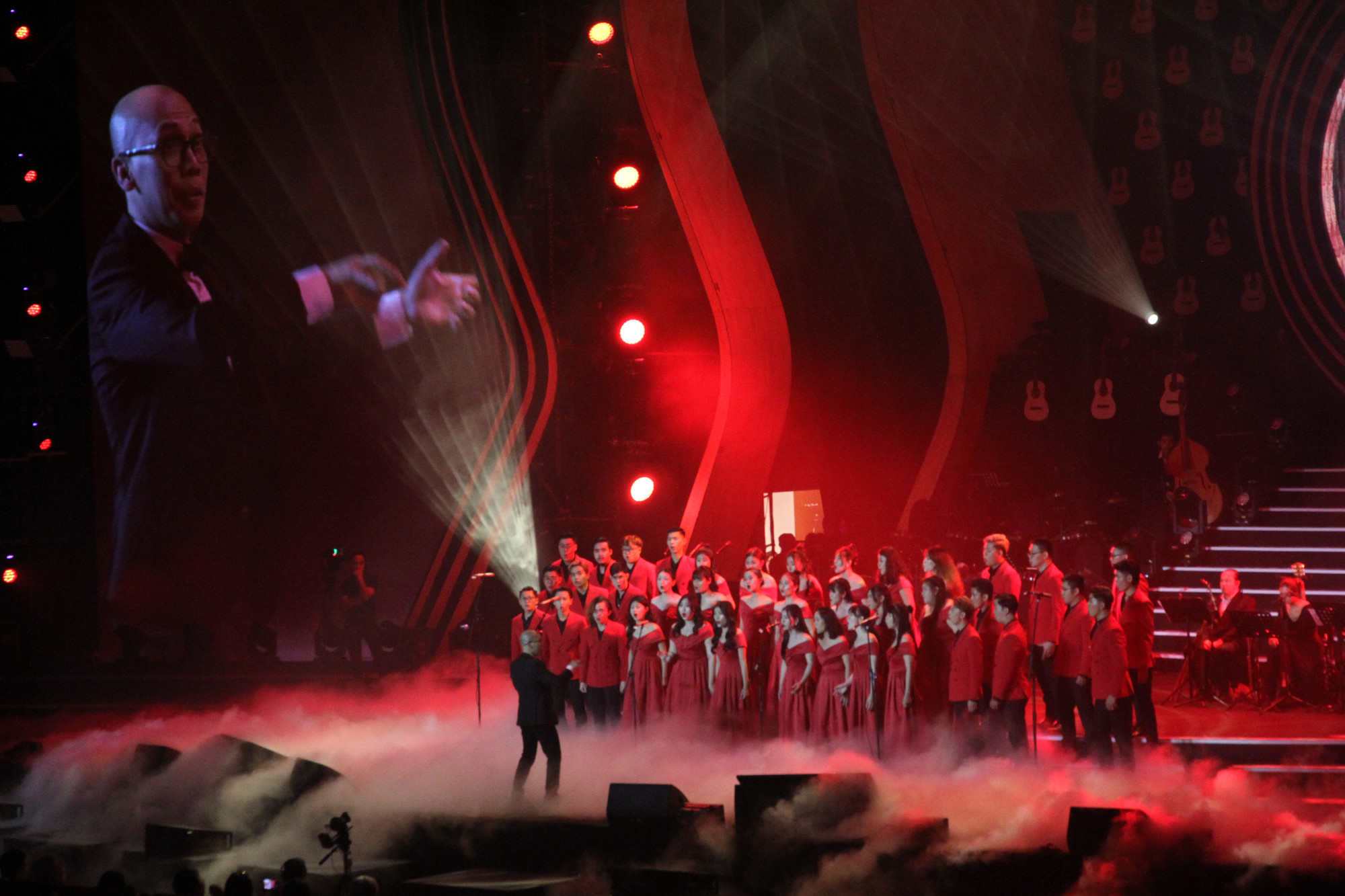 Saigon Choir thể hiện không nhạc đệm 2 sáng tác mang âm hưởng dân gian của Trần Tiến. Ảnh: N.M.Hà