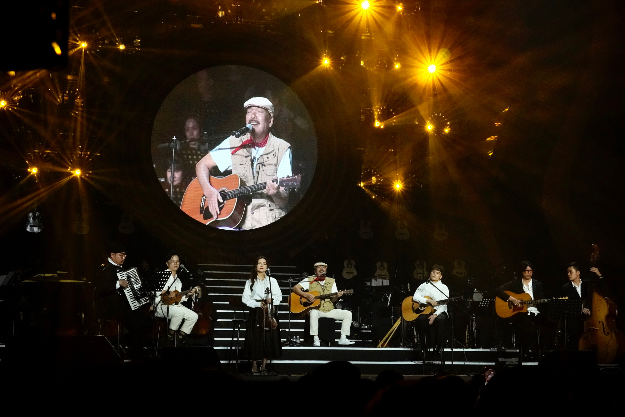 Trần Tiến cùng nhóm Du Ca (mặc đồ trắng). Ảnh: Nguyễn Thanh Lan.