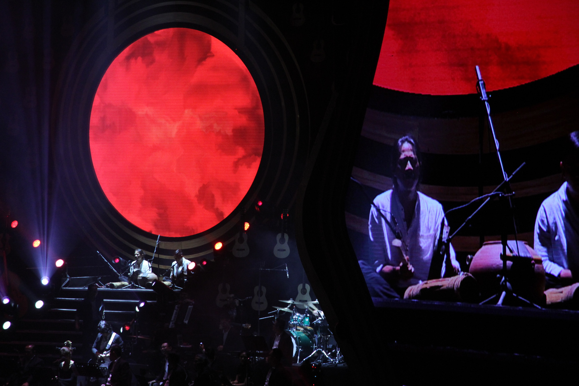 Nhóm nhạc công người Chăm tạo màu sắc world-music cho chương trình. Ảnh: N.M.Hà.