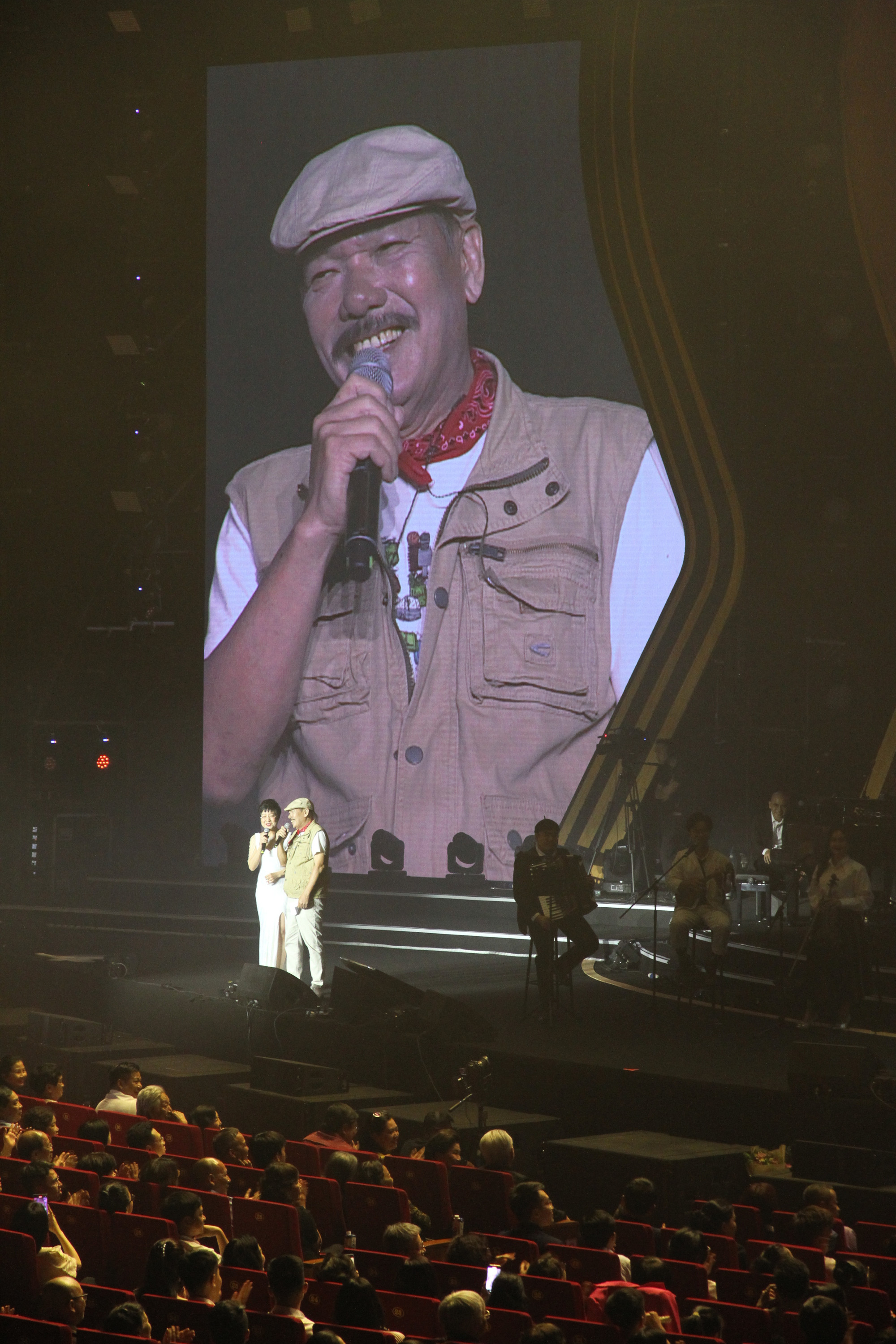 Trần Tiến vẫn giữ nguyên vẻ dí dỏm khi trò chuyện cùng MC và khán giả: Ảnh: N.M.HÀ