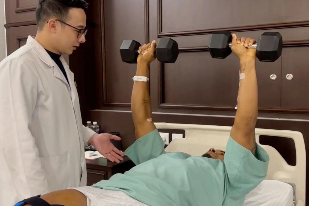 GS.TS Trần Trung Dũng – Giám đốc Trung tâm Y học thể thao (Bệnh viện Vinmec) trực tiếp phẫu thuật, điều trị cho cầu thủ Nguyễn Xuân Son. Ảnh: PV.