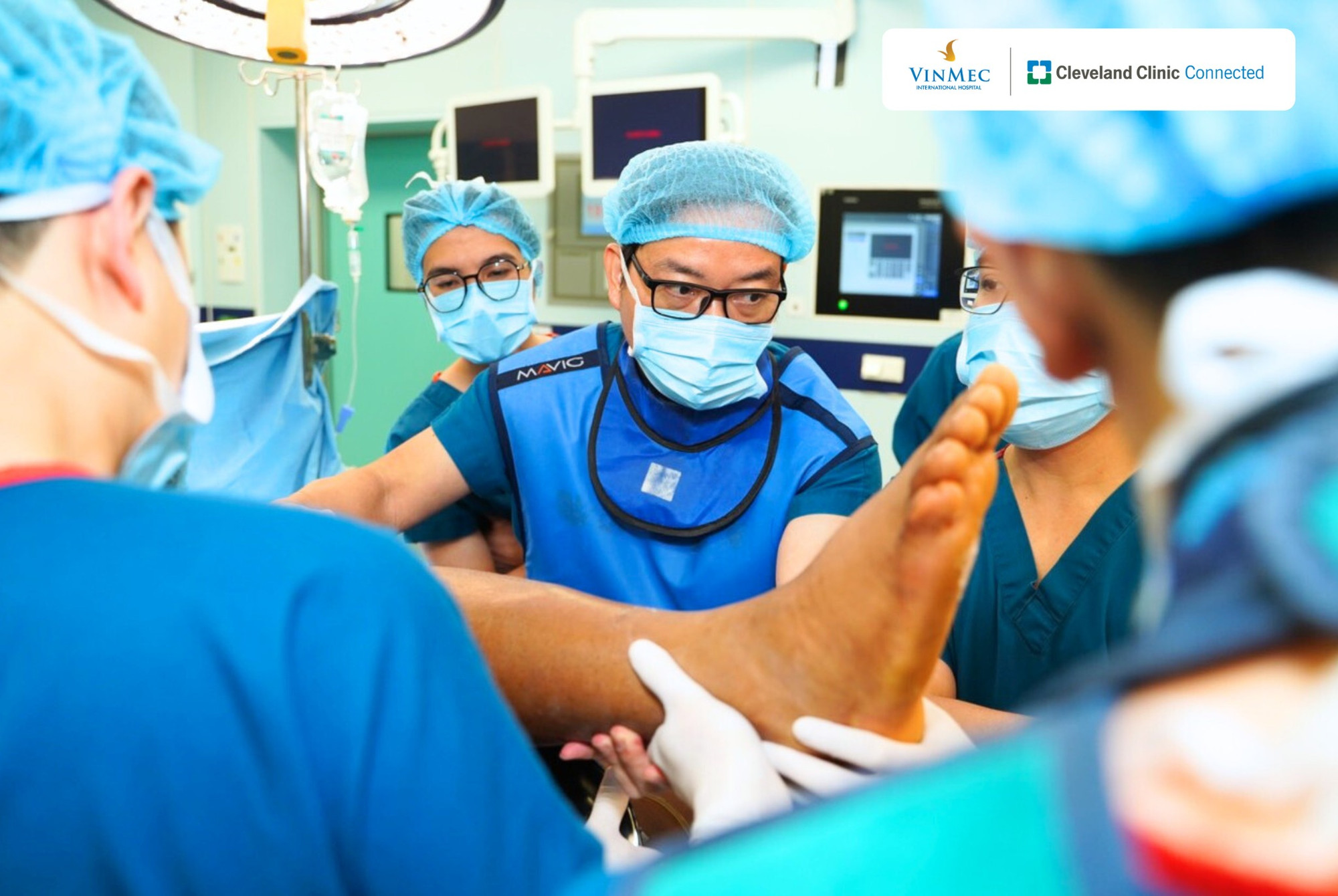 GS.TS Trần Trung Dũng – Giám đốc Trung tâm Y học thể thao (Bệnh viện Vinmec) trực tiếp phẫu thuật, điều trị cho cầu thủ Nguyễn Xuân Son. Ảnh: PV.