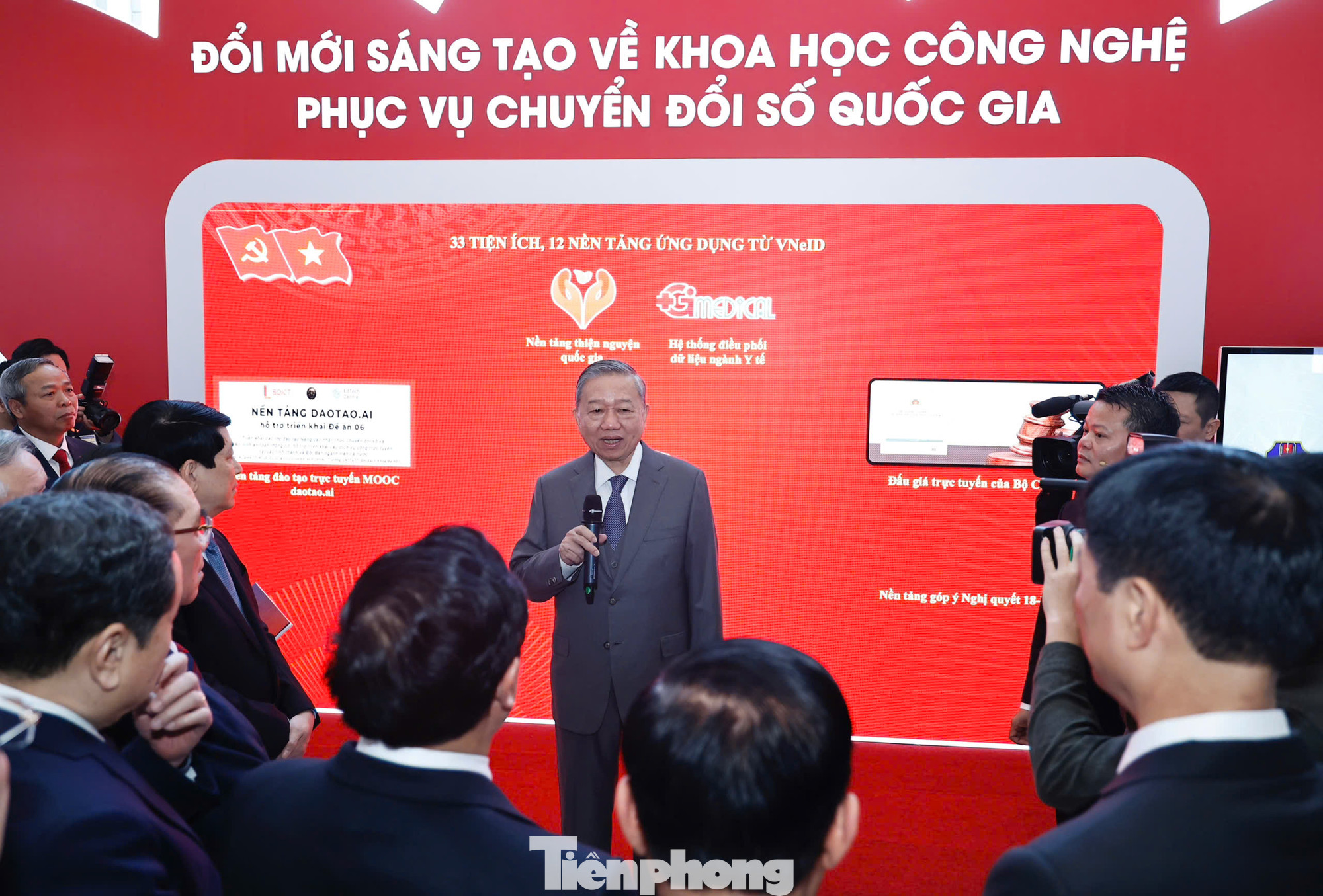 Tổng Bí thư Tô Lâm tham quan triển lãm Đổi mới sáng tạo về khoa học công nghệ phục vụ chuyển đổi số quốc gia. Ảnh: Như Ý.