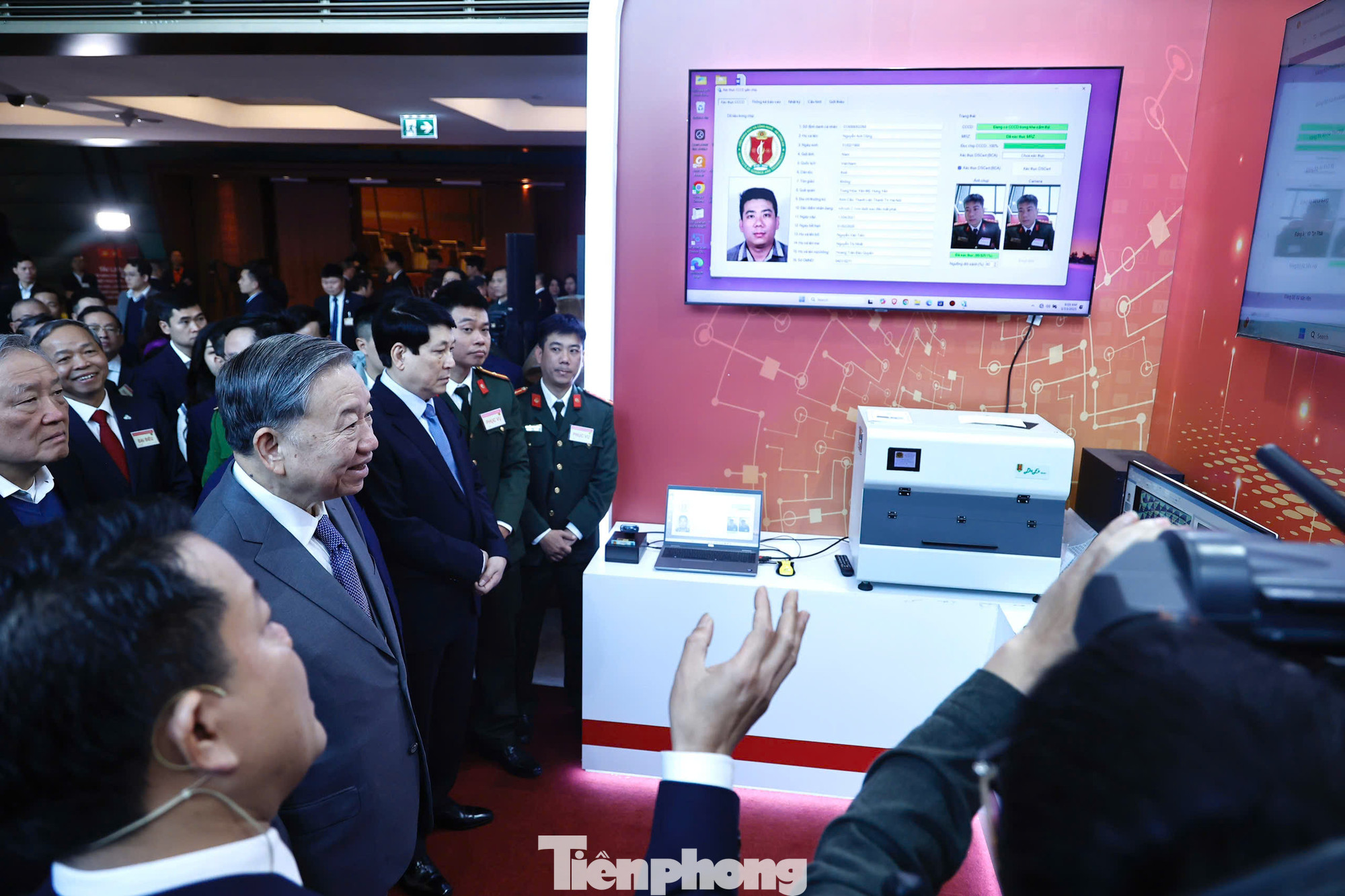 Tổng Bí thư Tô Lâm tham quan triển lãm Đổi mới sáng tạo về khoa học công nghệ phục vụ chuyển đổi số quốc gia. Ảnh: Như Ý.