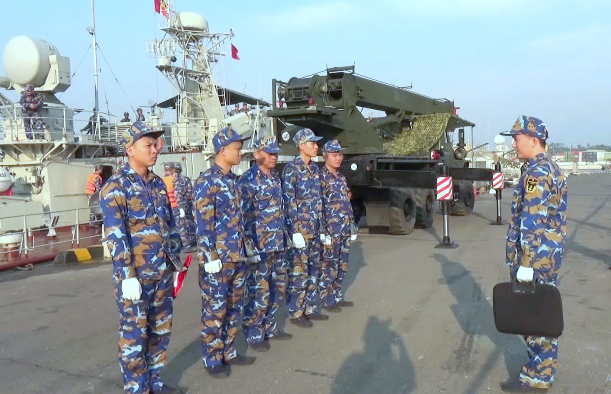 Đại úy Ngô Đức Anh quán triệt nhiệm vụ cho kíp bàn giao ngư lôi cho tàu phóng lôi. Đại úy Ngô Đức Anh quán triệt nhiệm vụ cho kíp bàn giao ngư lôi cho tàu phóng lôi.