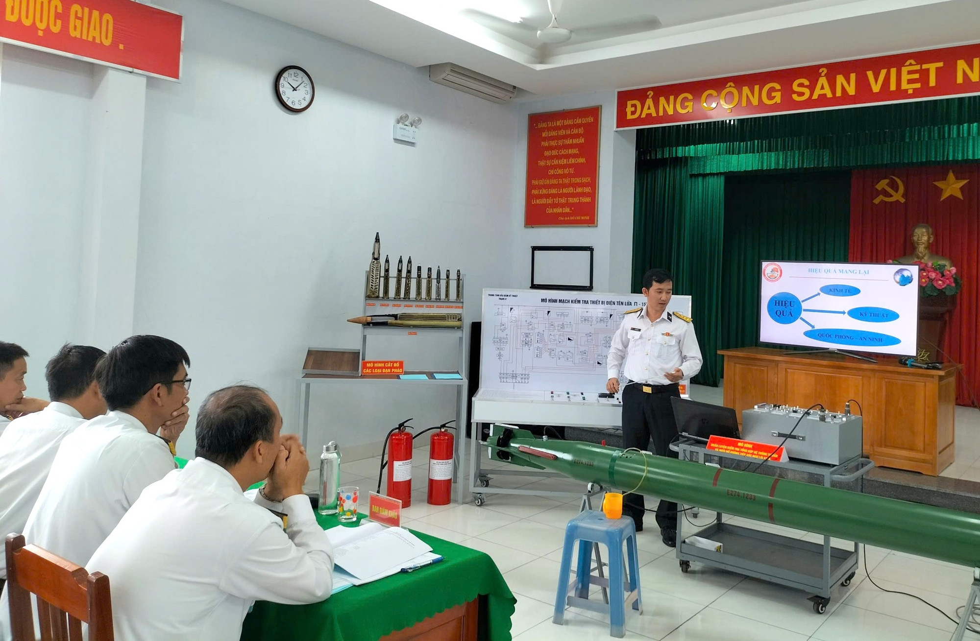 Đại úy Ngô Đức Anh báo cáo sáng kiến phục vụ nhiệm vụ huấn luyện sẵn sàng chiến đấu tại Hội thi của đơn vị. Đại úy Ngô Đức Anh báo cáo sáng kiến phục vụ nhiệm vụ huấn luyện sẵn sàng chiến đấu tại Hội thi của đơn vị.