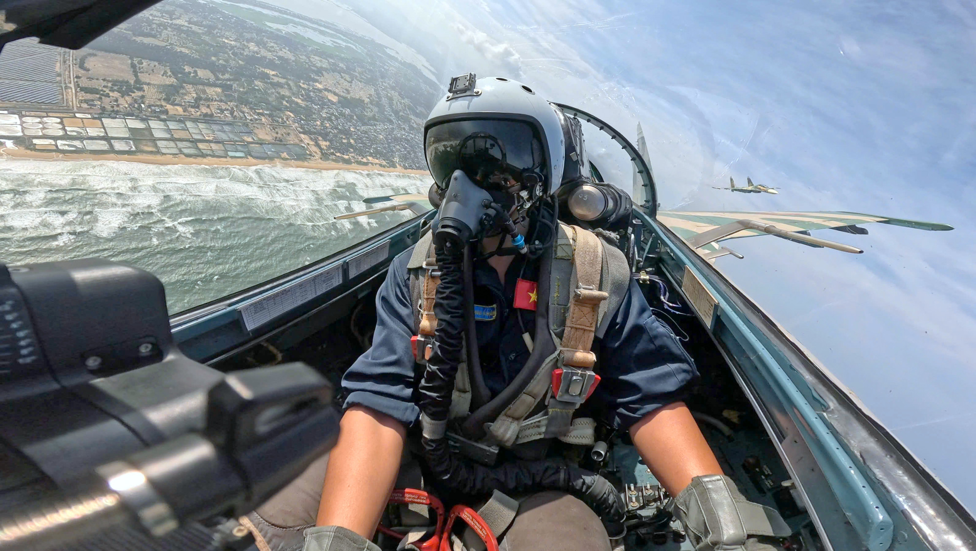 Đại úy Nguyễn Hoàng Hải Quang lái tiêm kích Su-27 tham gia Hội thao dẫn đường cho lực lượng Không quân toàn quân và diễn tập bắn, ném bom, đạn thật cho lực lượng Không quân năm 2023, tại Trường bắn Như Xuân (Thanh Hóa). Đại úy Nguyễn Hoàng Hải Quang lái tiêm kích Su-27 tham gia Hội thao dẫn đường cho lực lượng Không quân toàn quân và diễn tập bắn, ném bom, đạn thật cho lực lượng Không quân năm 2023, tại Trường bắn Như Xuân (Thanh Hóa).