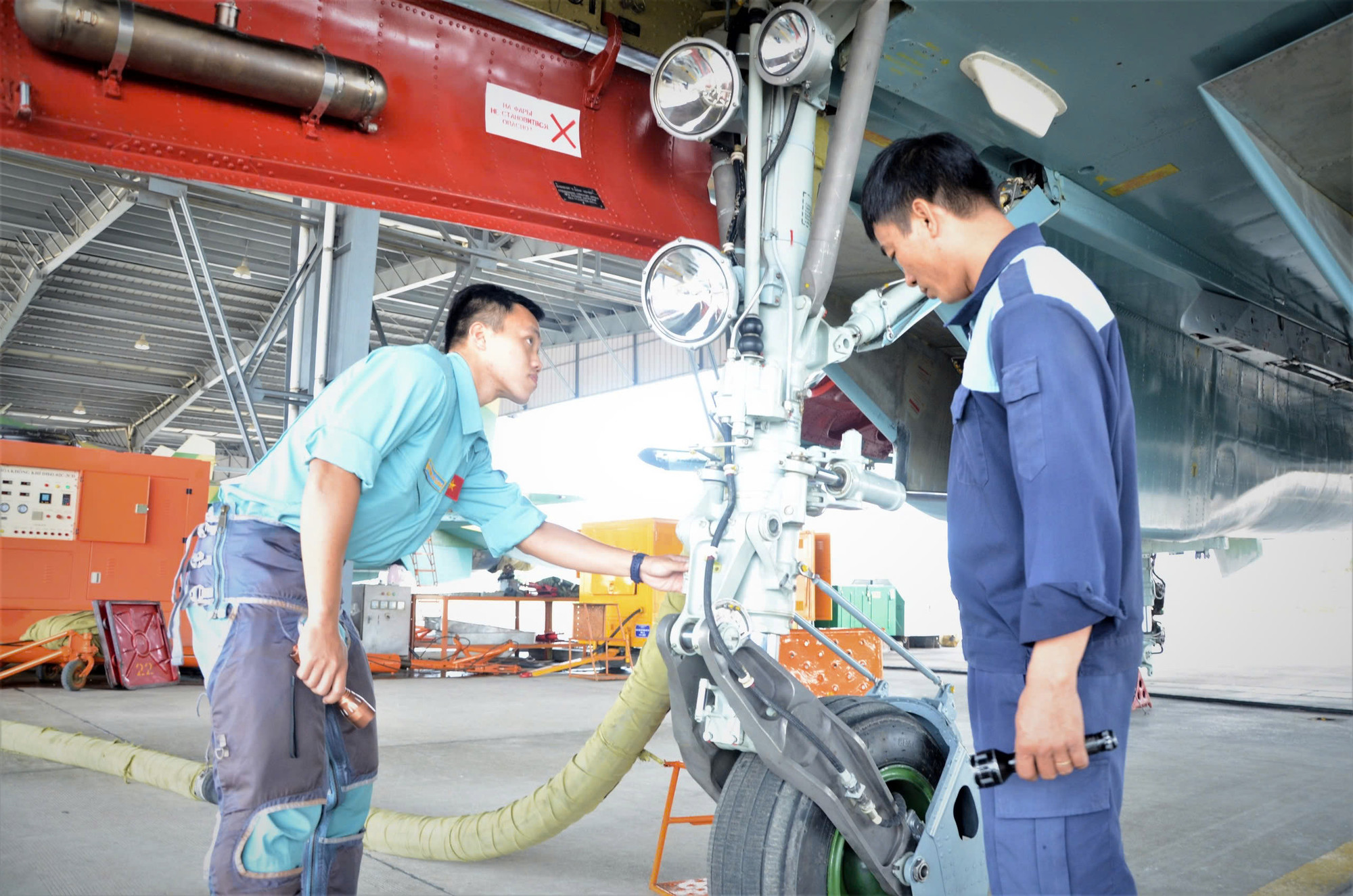 Đại úy Nguyễn Hoàng Hải Quang và nhân viên kỹ thuật kiểm tra tình trạng kỹ thuật của máy bay Su-27 trước khi thực hiện nhiệm vụ. Đại úy Nguyễn Hoàng Hải Quang và nhân viên kỹ thuật kiểm tra tình trạng kỹ thuật của máy bay Su-27 trước khi thực hiện nhiệm vụ.
