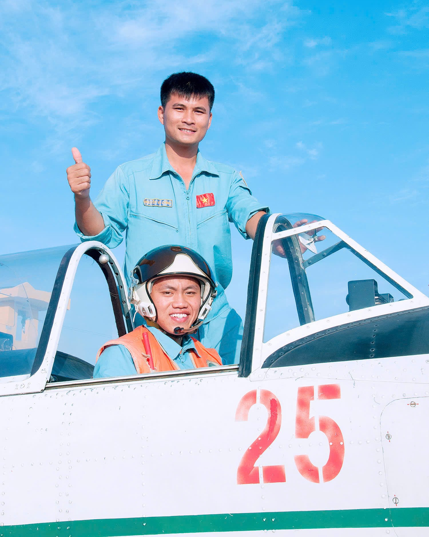 Chỉ huy đơn vị chia sẻ niềm vui với Nguyễn Hoàng Hải Quang sau chuyến bay đơn đầu tiên thành công, ngày 21/4/2016. Chỉ huy đơn vị chia sẻ niềm vui với Nguyễn Hoàng Hải Quang sau chuyến bay đơn đầu tiên thành công, ngày 21/4/2016.