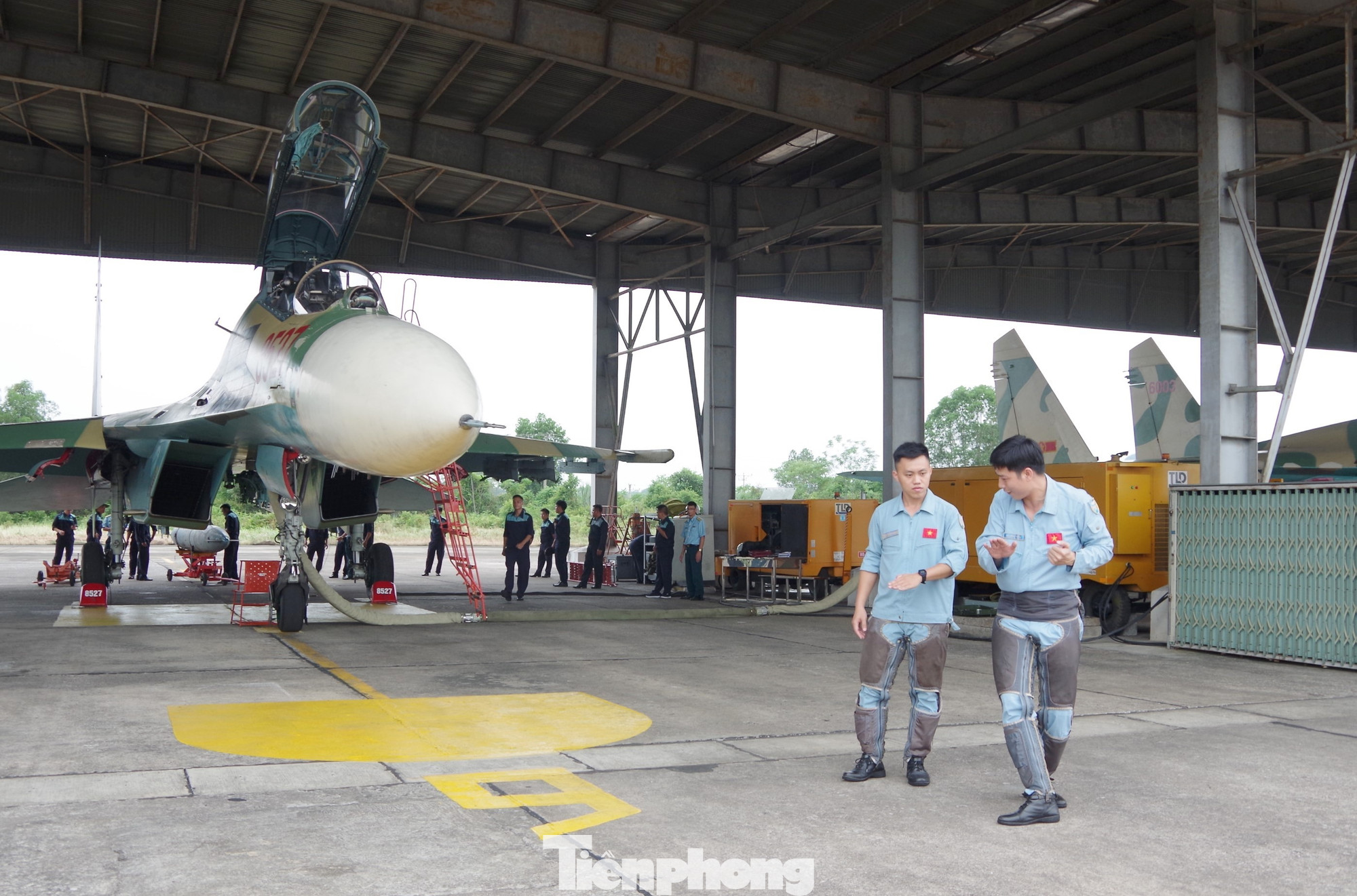 Đại úy Nguyễn Hoàng Hải Quang cùng đồng đội trao đổi về một bài bay khó. Đại úy Nguyễn Hoàng Hải Quang cùng đồng đội trao đổi về một bài bay khó.