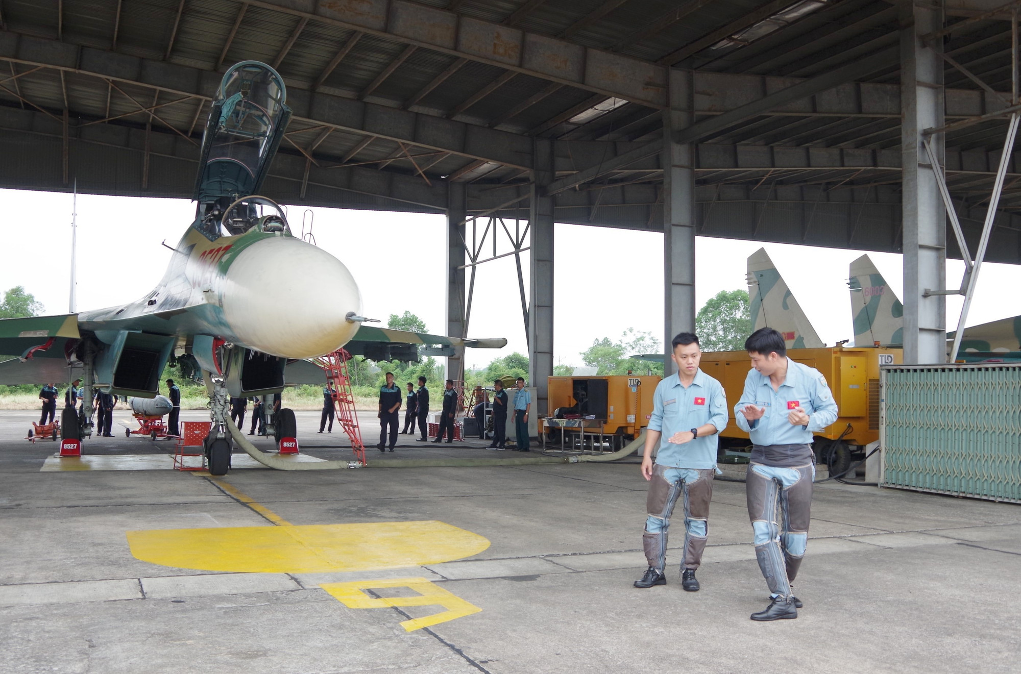 Đại úy Nguyễn Hoàng Hải Quang cùng đồng đội trao đổi về một bài bay khó. Đại úy Nguyễn Hoàng Hải Quang cùng đồng đội trao đổi về một bài bay khó.
