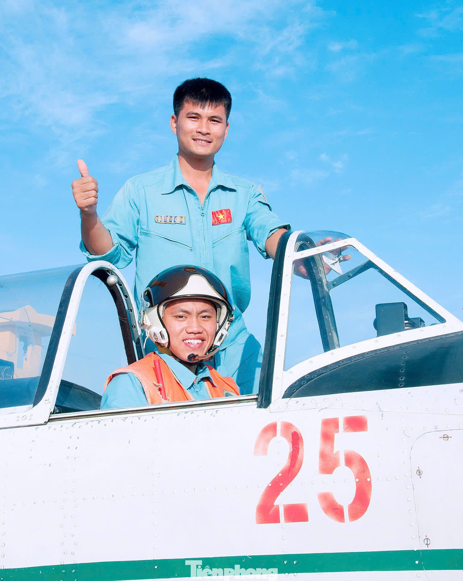 Chỉ huy đơn vị chia sẻ niềm vui với Nguyễn Hoàng Hải Quang sau chuyến bay đơn đầu tiên thành công, ngày 21/4/2016. Chỉ huy đơn vị chia sẻ niềm vui với Nguyễn Hoàng Hải Quang sau chuyến bay đơn đầu tiên thành công, ngày 21/4/2016.