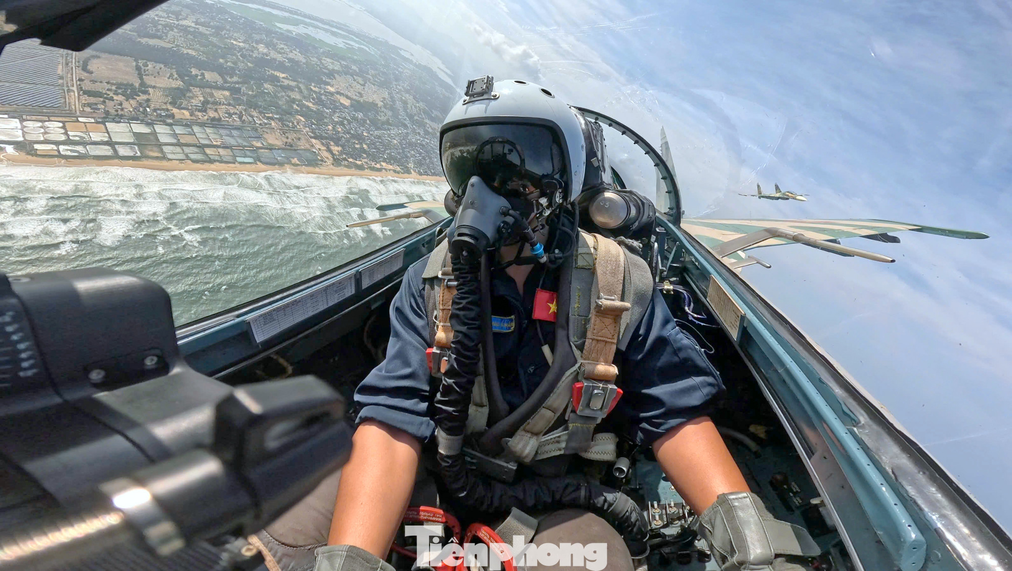 Đại úy Nguyễn Hoàng Hải Quang lái tiêm kích Su-27 tham gia Hội thao dẫn đường cho lực lượng Không quân toàn quân và diễn tập bắn, ném bom, đạn thật cho lực lượng Không quân năm 2023, tại Trường bắn Như Xuân (Thanh Hóa). Đại úy Nguyễn Hoàng Hải Quang lái tiêm kích Su-27 tham gia Hội thao dẫn đường cho lực lượng Không quân toàn quân và diễn tập bắn, ném bom, đạn thật cho lực lượng Không quân năm 2023, tại Trường bắn Như Xuân (Thanh Hóa).