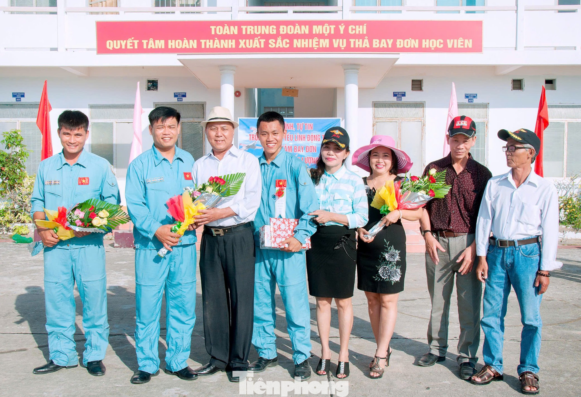 Gia đình và giáo viên chúc mừng Nguyễn Hoàng Hải Quang sau chuyến bay đơn đầu tiên thành công, ngày 21/4/2016. Gia đình và giáo viên chúc mừng Nguyễn Hoàng Hải Quang sau chuyến bay đơn đầu tiên thành công, ngày 21/4/2016.