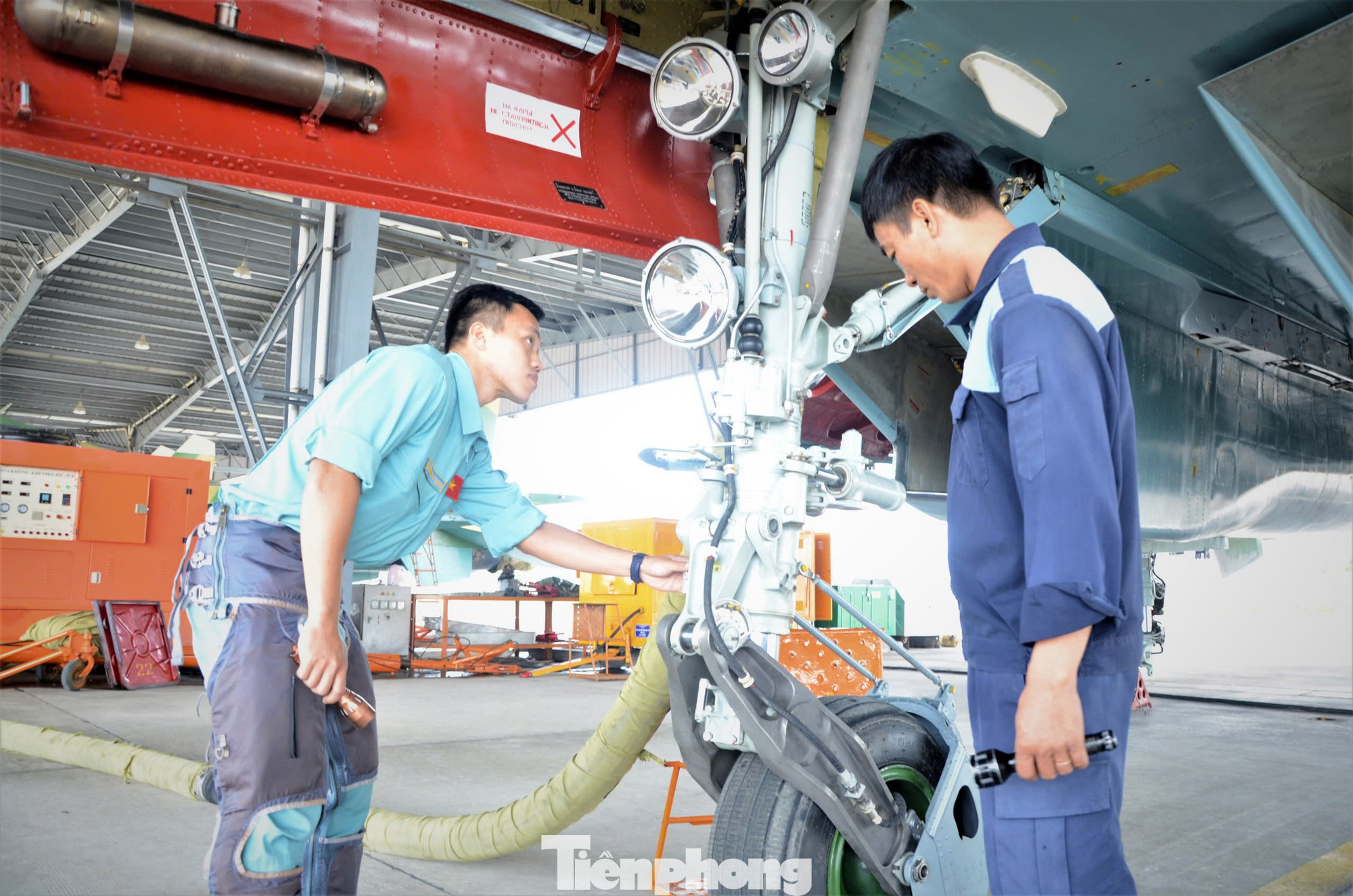 Đại úy Nguyễn Hoàng Hải Quang và nhân viên kỹ thuật kiểm tra tình trạng kỹ thuật của máy bay Su-27 trước khi thực hiện nhiệm vụ. Đại úy Nguyễn Hoàng Hải Quang và nhân viên kỹ thuật kiểm tra tình trạng kỹ thuật của máy bay Su-27 trước khi thực hiện nhiệm vụ.