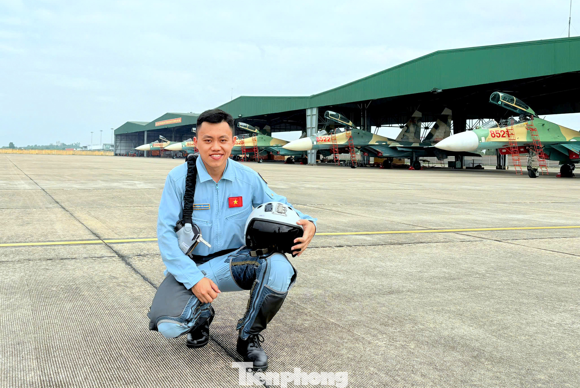 Đại uý Nguyễn Hoàng Hải Quang tại căn cứ của Trung đoàn 925 sau một ban bay trong tháng 2/2025. Đại uý Nguyễn Hoàng Hải Quang tại căn cứ của Trung đoàn 925 sau một ban bay trong tháng 2/2025.