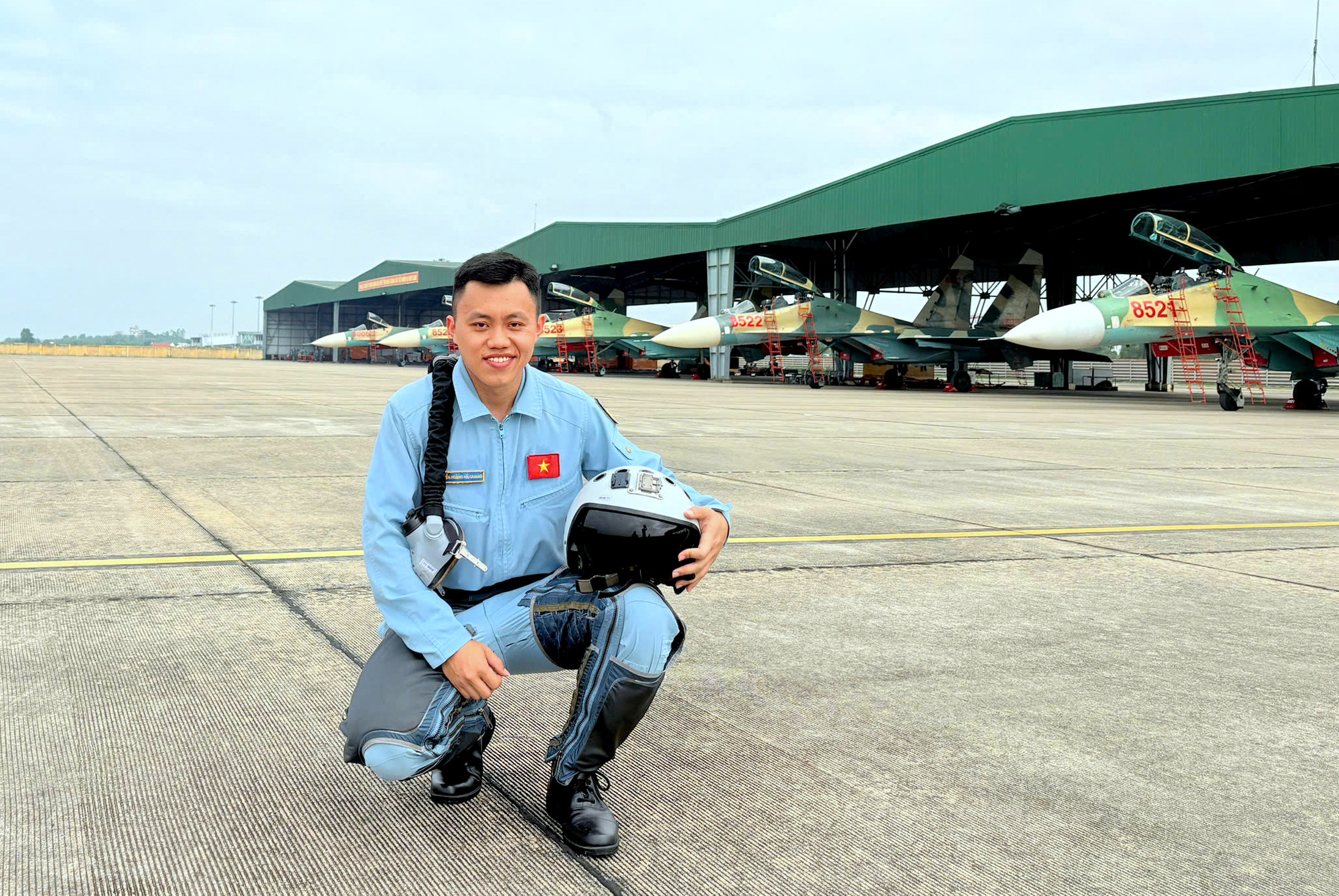 Đại uý Nguyễn Hoàng Hải Quang tại căn cứ của Trung đoàn 925 sau một ban bay trong tháng 2/2025. Đại uý Nguyễn Hoàng Hải Quang tại căn cứ của Trung đoàn 925 sau một ban bay trong tháng 2/2025.