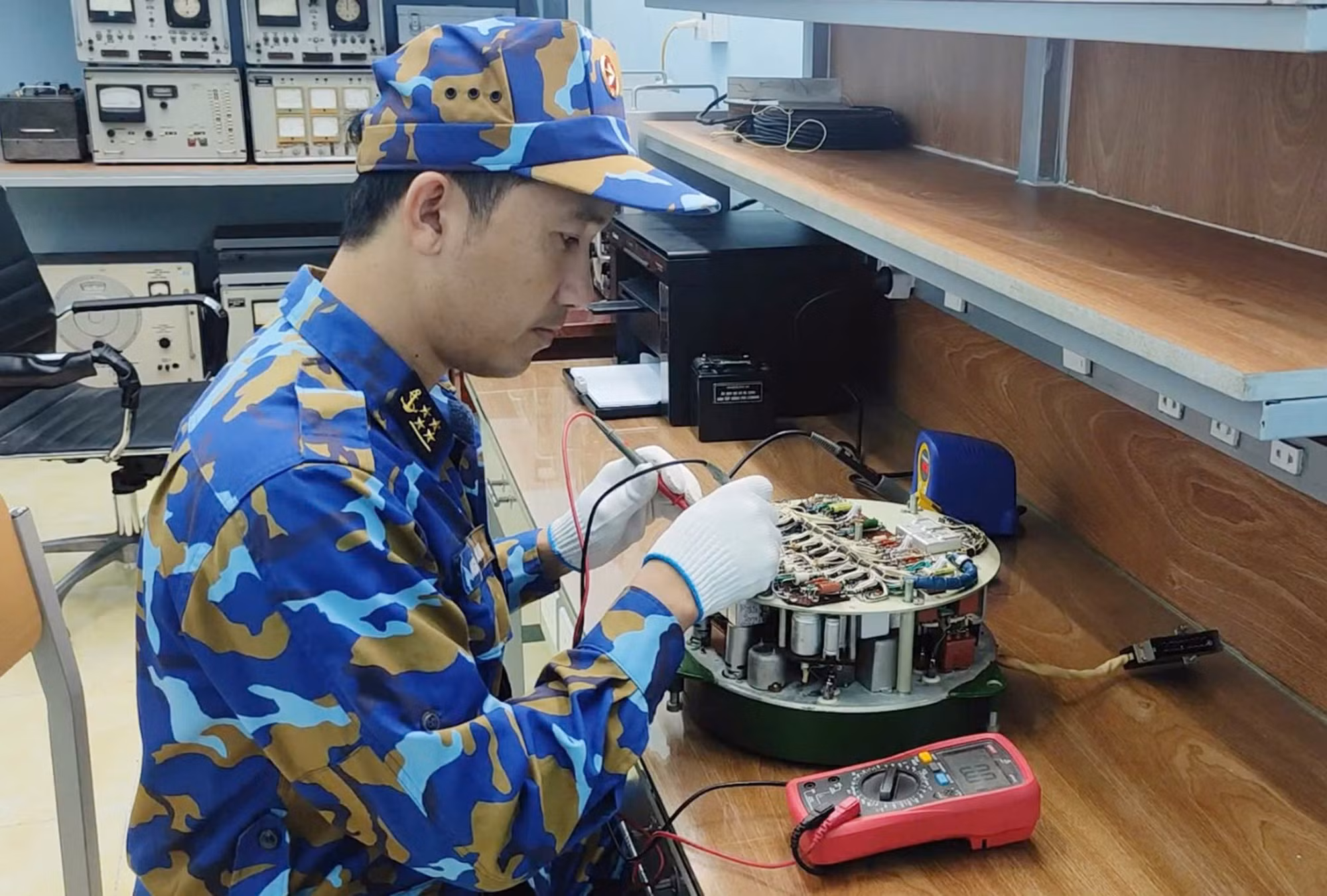 Đại úy Ngô Đức Anh đang nghiên cứu khắc phục hỏng hóc của đầu tự dẫn ngư lôi. Đại úy Ngô Đức Anh đang nghiên cứu khắc phục hỏng hóc của đầu tự dẫn ngư lôi.