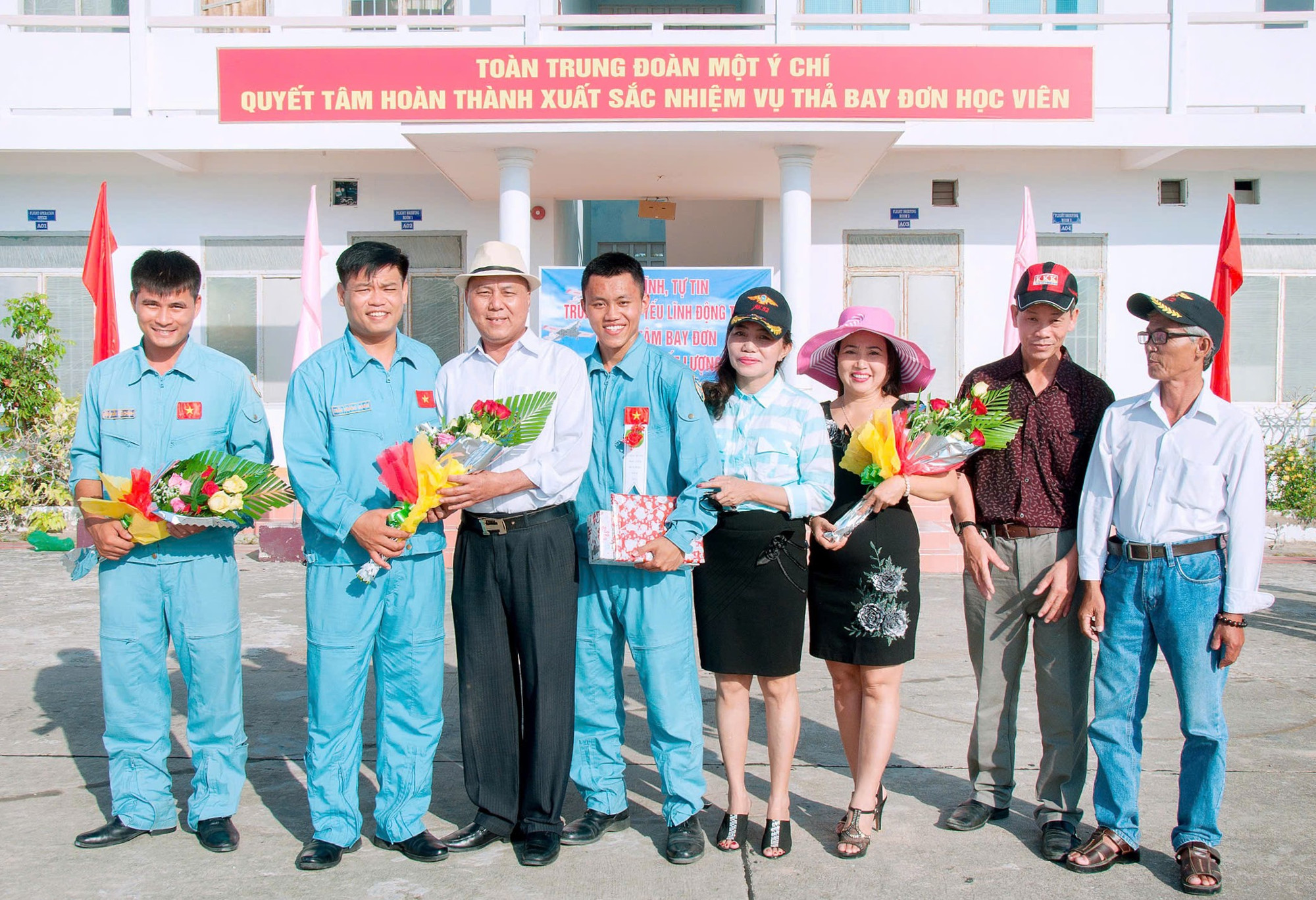 Gia đình và giáo viên chúc mừng Nguyễn Hoàng Hải Quang sau chuyến bay đơn đầu tiên thành công, ngày 21/4/2016. Gia đình và giáo viên chúc mừng Nguyễn Hoàng Hải Quang sau chuyến bay đơn đầu tiên thành công, ngày 21/4/2016.