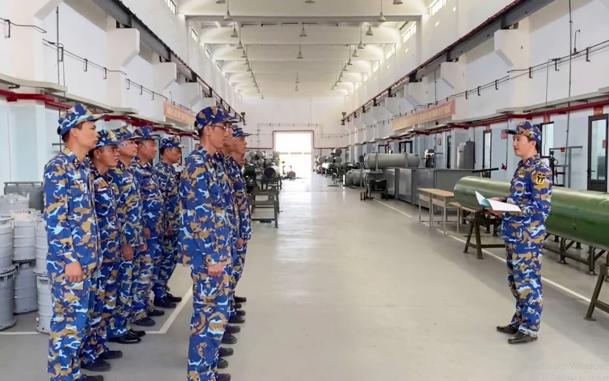 Đại úy Ngô Đức Anh quán triệt nhiệm vụ cho quân nhân của đơn vị trước khi tổ chức nâng cấp ngư lôi. Đại úy Ngô Đức Anh quán triệt nhiệm vụ cho quân nhân của đơn vị trước khi tổ chức nâng cấp ngư lôi.