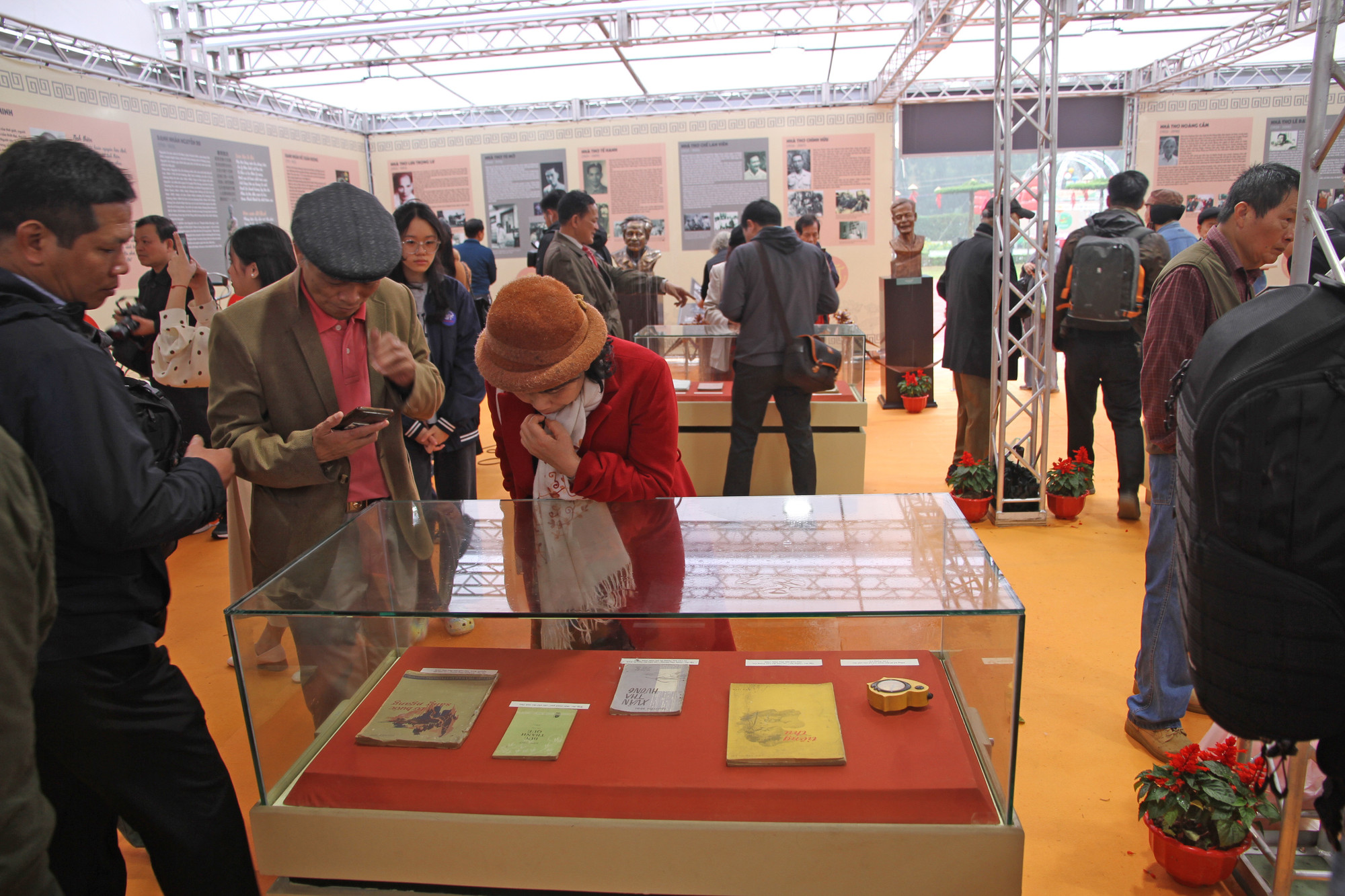 Tham quan Nhà Ký ức trong Ngày Thơ tại Hoàng thành Thăng Long: Ảnh: N.M.HÀ. Tham quan Nhà Ký ức trong Ngày Thơ tại Hoàng thành Thăng Long: Ảnh: N.M.HÀ.