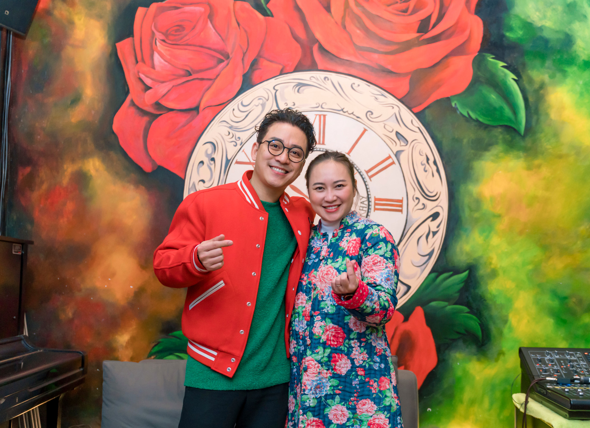 Khánh Linh hồi nhỏ có ấn tượng gì về thời gian nhóm Quả dưa hấu “ăn dầm ở dề” trong nhà mình? Ca sĩ Khánh Linh: Không chỉ riêng các anh, các chị cũng có đến. Ở lại thì các anh nhiều hơn. Ngoài anh Hưng, Anh Kiều, anh Bình trống luôn bên cạnh anh Châu giai đoạn trẻ tuổi. Mọi người cùng nhau làm rất nhiều thứ liên quan âm nhạc. Đấy là thời kỳ trong sáng nhất của các anh chị, đầy nhiệt huyết. Anh Châu rất chăm chỉ biên tập những chương trình Gala hàng năm rất đình đám thời đó. Tôi thích vì địa chỉ 411 Đê La Thành nhà mình lúc nào cũng rất đông người, mọi người trao đổi với nhau chủ yếu về âm nhạc. Có thể thấy tình yêu đối với nghề nghiệp của các anh chị rất lớn, cả tình yêu thương mọi người dành cho anh Châu như một đàn anh dẫn dắt những bước đi đầu tiên. Đó là về chuyên môn. Còn tôi cũng chứng kiến anh Hưng tư vấn cho anh Châu nên mặc thế nào khi lên sân khấu. Anh Hưng còn đưa anh Châu đi may trang phục biểu diễn. Anh Châu thời đấy là “ông hoàng vũ trường” chuyên biên tập và hát ở Queen Bee, Mái Lá, Meritus… Khánh Linh hồi nhỏ có ấn tượng gì về thời gian nhóm Quả dưa hấu “ăn dầm ở dề” trong nhà mình? Ca sĩ Khánh Linh: Không chỉ riêng các anh, các chị cũng có đến. Ở lại thì các anh nhiều hơn. Ngoài anh Hưng, Anh Kiều, anh Bình trống luôn bên cạnh anh Châu giai đoạn trẻ tuổi. Mọi người cùng nhau làm rất nhiều thứ liên quan âm nhạc. Đấy là thời kỳ trong sáng nhất của các anh chị, đầy nhiệt huyết. Anh Châu rất chăm chỉ biên tập những chương trình Gala hàng năm rất đình đám thời đó. Tôi thích vì địa chỉ 411 Đê La Thành nhà mình lúc nào cũng rất đông người, mọi người trao đổi với nhau chủ yếu về âm nhạc. Có thể thấy tình yêu đối với nghề nghiệp của các anh chị rất lớn, cả tình yêu thương mọi người dành cho anh Châu như một đàn anh dẫn dắt những bước đi đầu tiên. Đó là về chuyên môn. Còn tôi cũng chứng kiến anh Hưng tư vấn cho anh Châu nên mặc thế nào khi lên sân khấu. Anh Hưng còn đưa anh Châu đi may trang phục biểu diễn. Anh Châu thời đấy là “ông hoàng vũ trường” chuyên biên tập và hát ở Queen Bee, Mái Lá, Meritus…