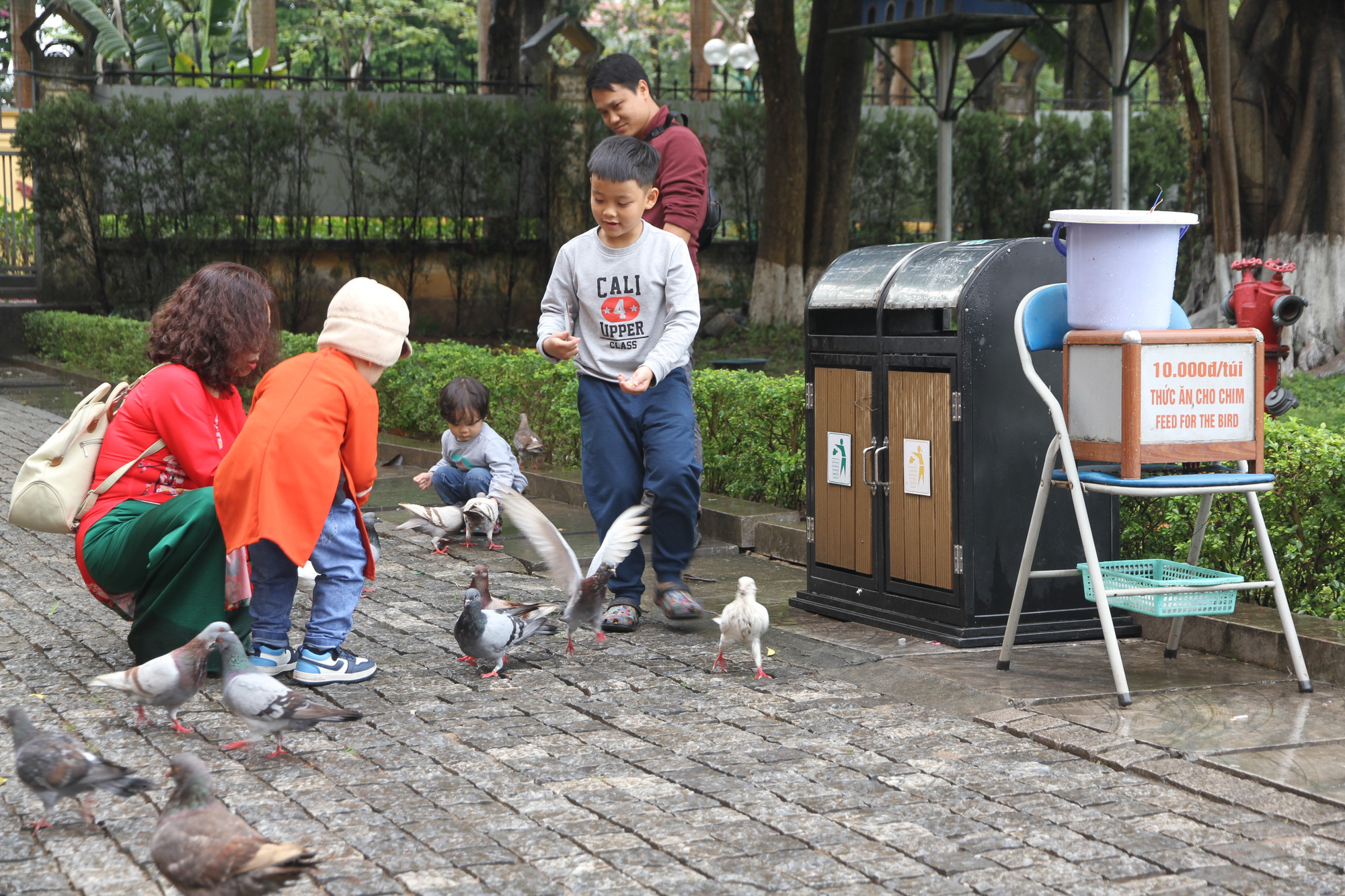 Cho chim ăn trong Hoàng thành Thăng Long vào buổi sáng diễn ra Ngày Thơ. Ảnh: N.M.Hà Cho chim ăn trong Hoàng thành Thăng Long vào buổi sáng diễn ra Ngày Thơ. Ảnh: N.M.Hà