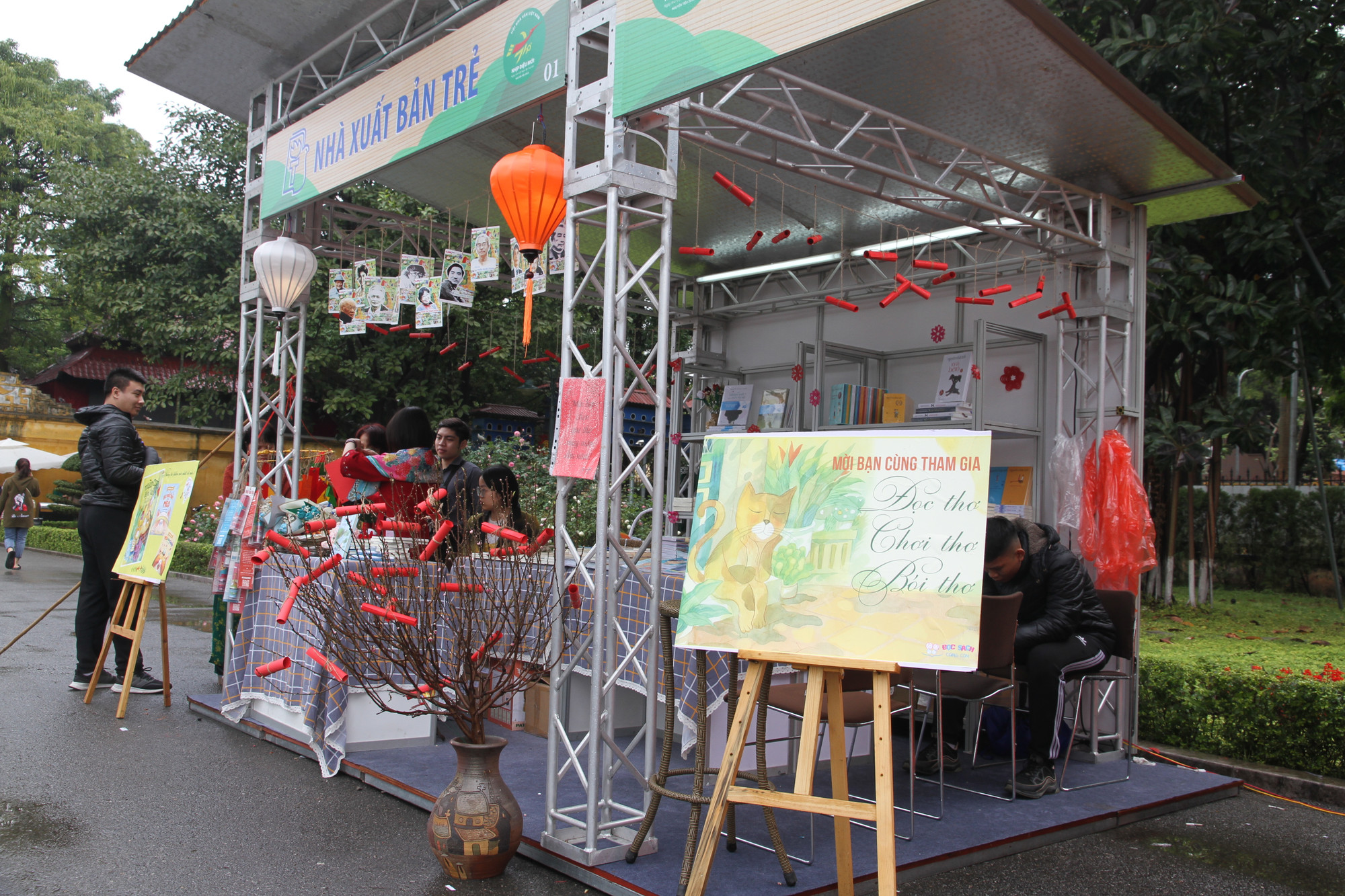 Nếu không gặp mưa, hẳn gian hàng này sẽ tấp nập người xem bói... thơ. Ảnh: N.M.HÀ Nếu không gặp mưa, hẳn gian hàng này sẽ tấp nập người xem bói... thơ. Ảnh: N.M.HÀ