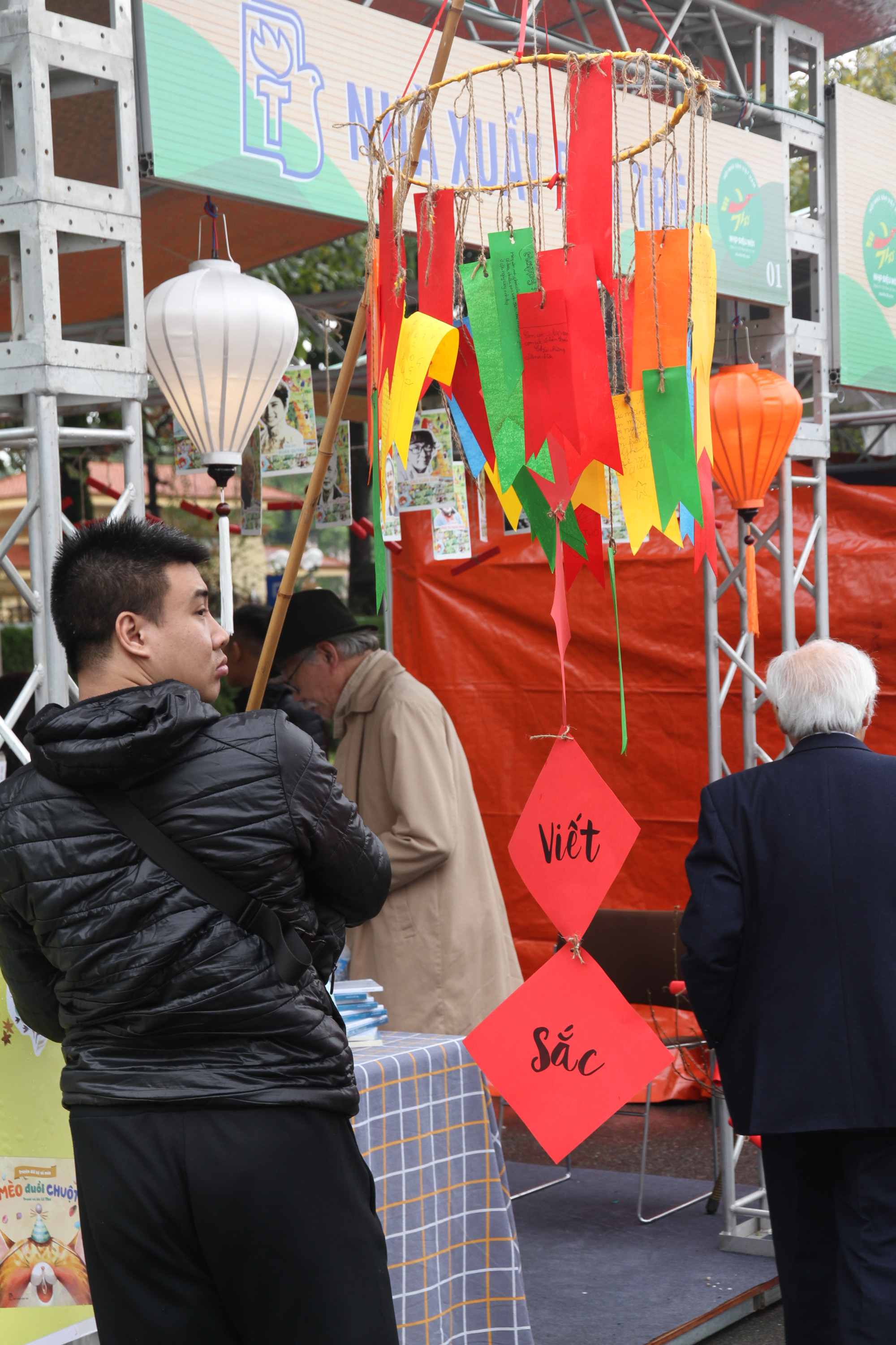 Tạnh mưa, cây nêu thơ lại được dựng lên. Ảnh: N.M.Hà Tạnh mưa, cây nêu thơ lại được dựng lên. Ảnh: N.M.Hà