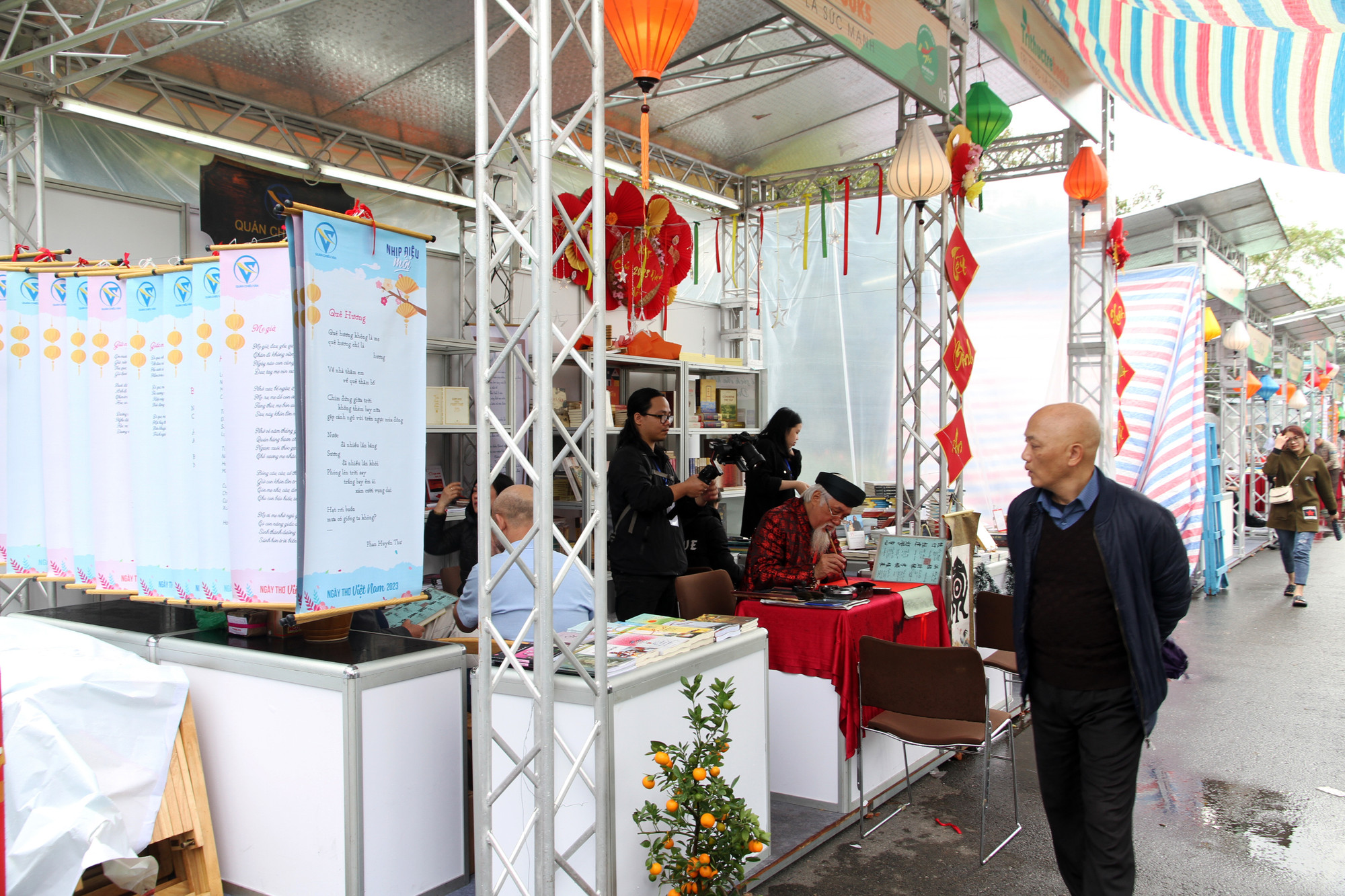 Một CLB tự chọn những bài thơ in ra và treo lên. Ảnh: N.M.Hà. Một CLB tự chọn những bài thơ in ra và treo lên. Ảnh: N.M.Hà.