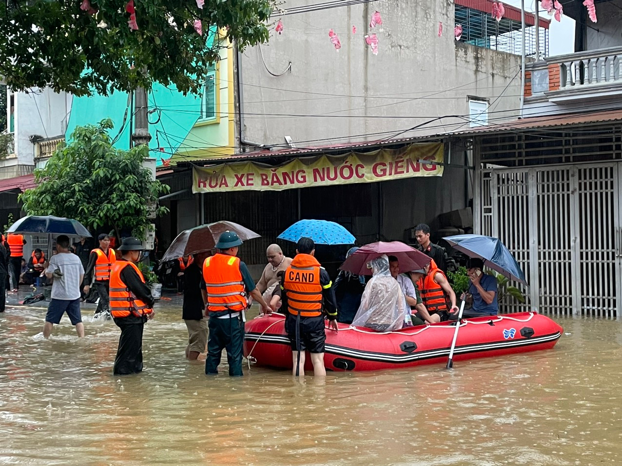 Hình ảnh đẹp của tuổi trẻ Hà Giang tham gia cứu hộ, hỗ trợ người dân khắc phục hậu quả mưa lũ | Báo điện tử Tiền Phong