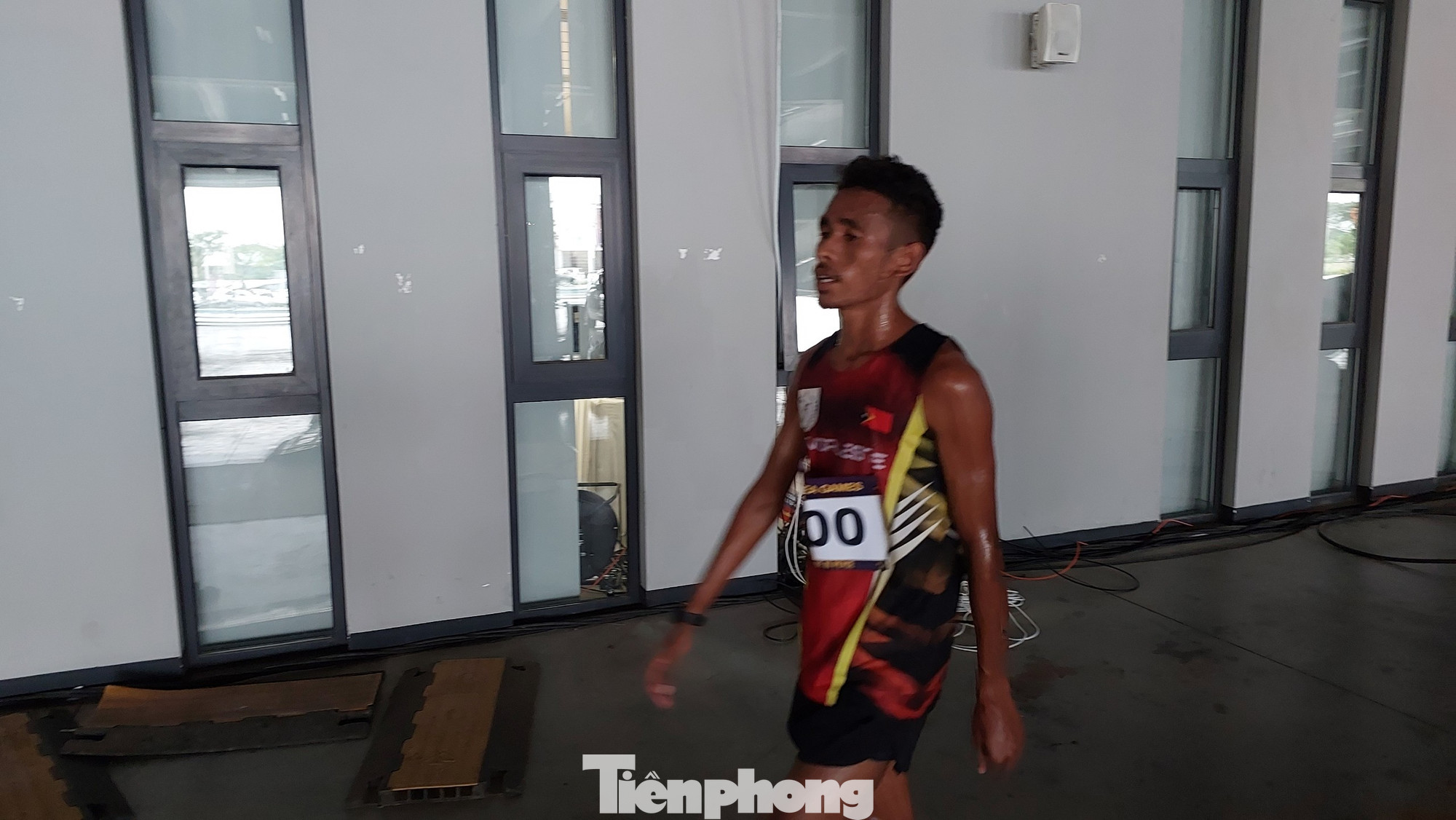 Felis lầm lũi đi vào đường hầm sau khi hoàn thành nội dung 10.000m. (Ảnh: Thanh Hải)