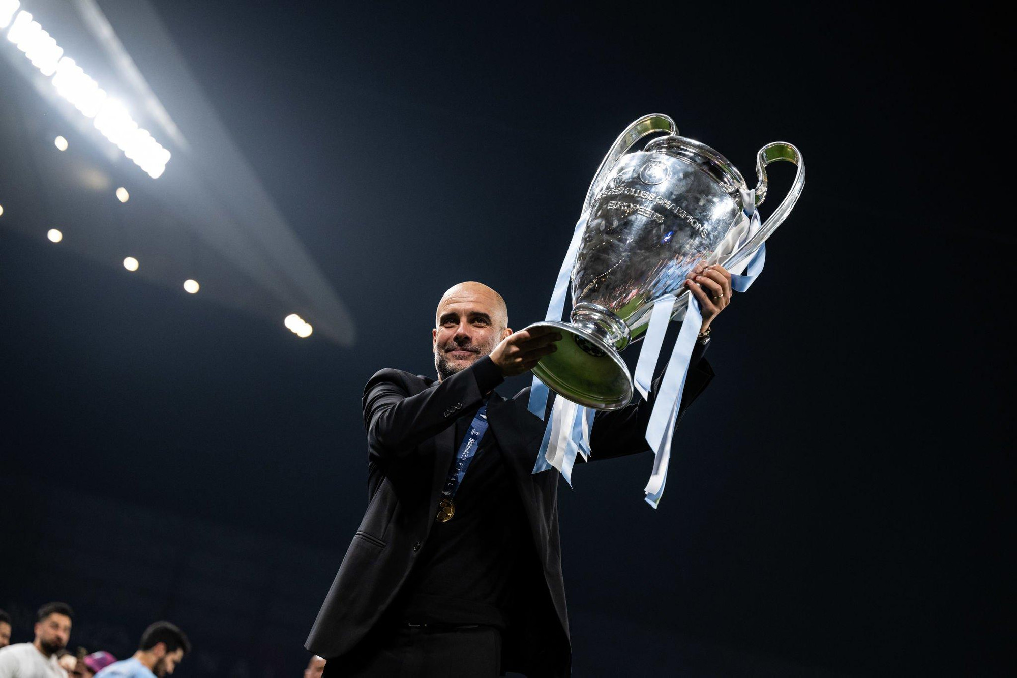 Guardiola nâng cao chiếc Cúp Champions League mà Man City luôn mơ ước. (Ảnh: Getty Images)