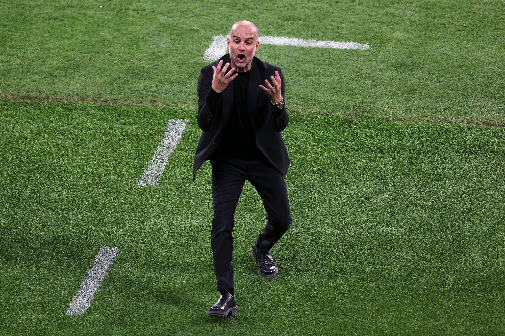 Các cung bậc cảm xúc của Guardiola trên đường pitch sân Ataturk. (Ảnh: Getty Images)
