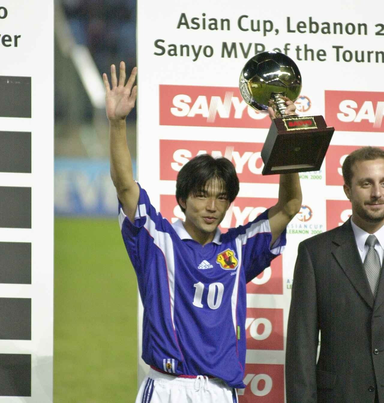 Người ghi bàn duy nhất ở trận chung kết Asian Cup 2000, tiền đạo Mochizuki (trái) và Cầu thủ xuất sắc nhất giải đấu, tiền vệ Nanami (phải).